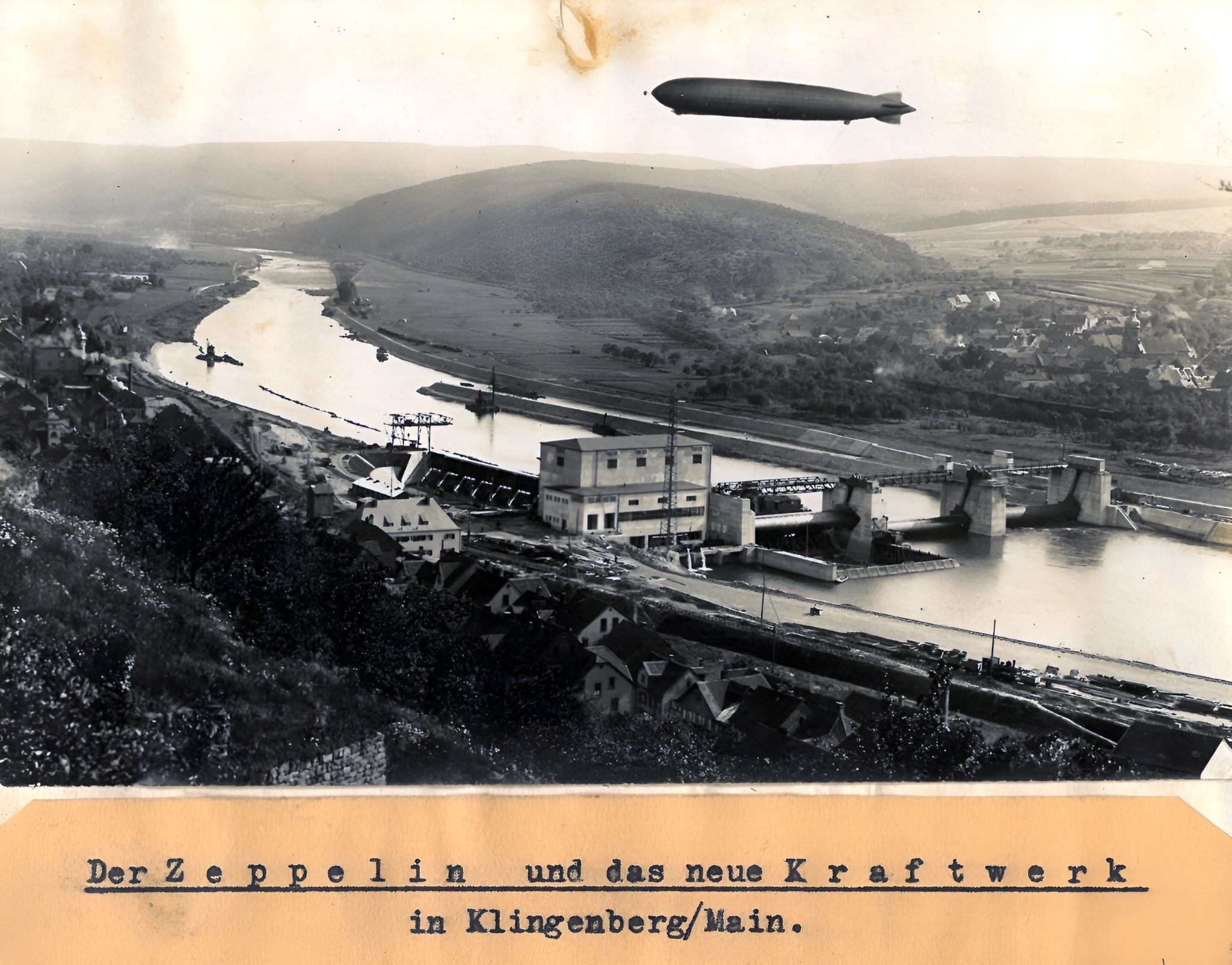 Zeppelin D LZ 127 über dem neuen Kraftwerk