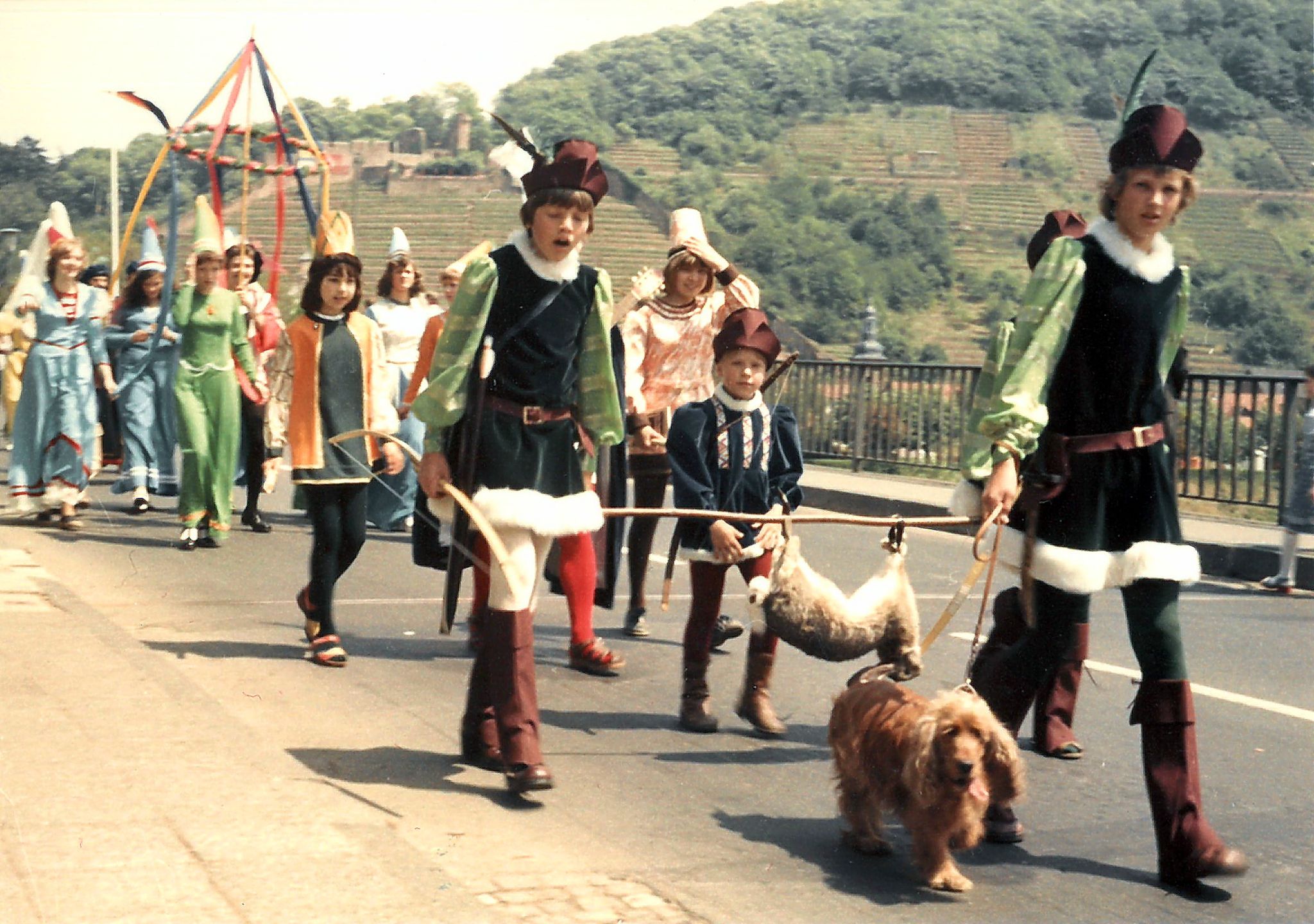 "Noch ist das Waffenhandwerk jugendliches Spiel ..."