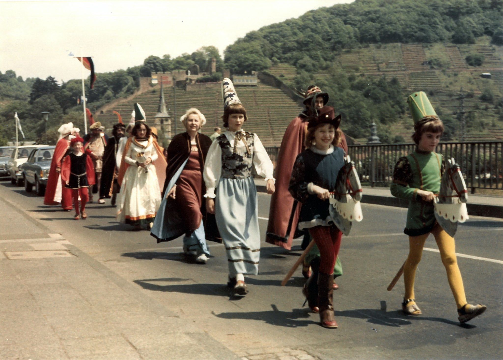 "Burgvogt Christian mit Frau und Kindern"