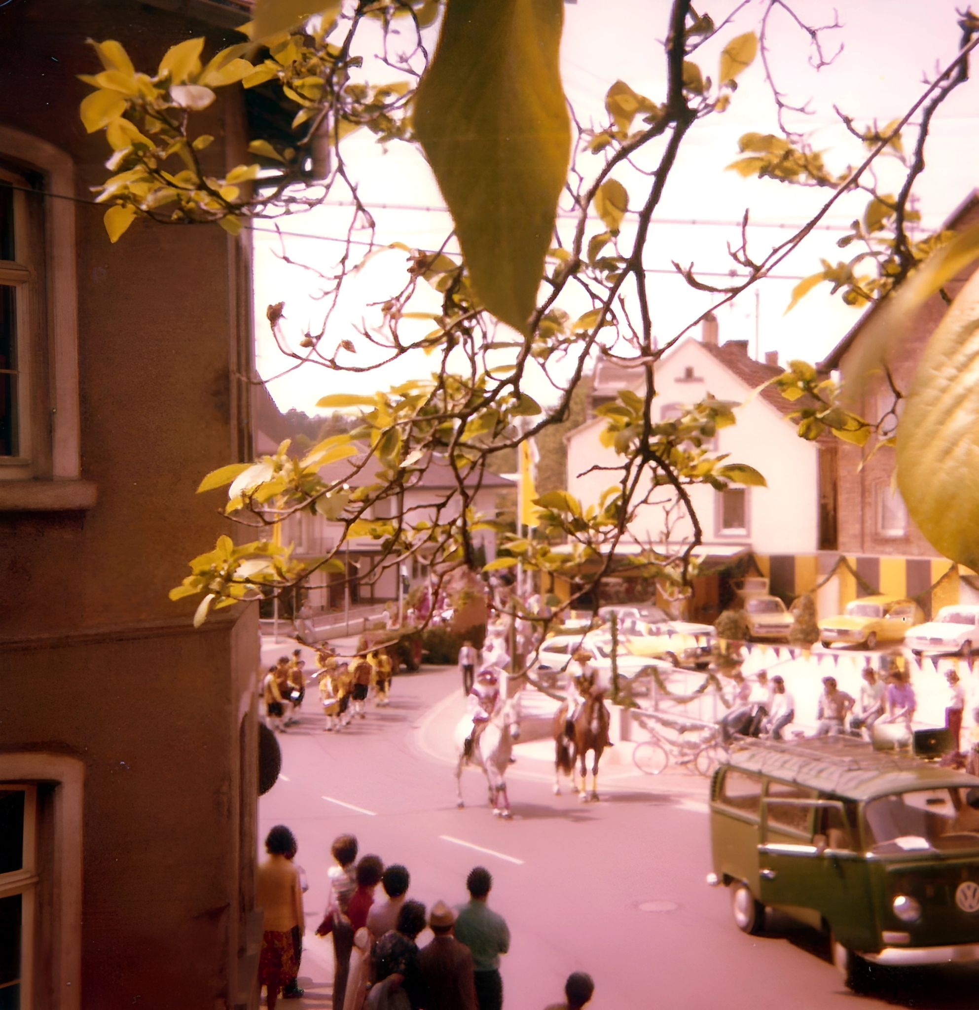 Der Festzug an der Einmündung der Brückenstraße in die Wilhelmstraße