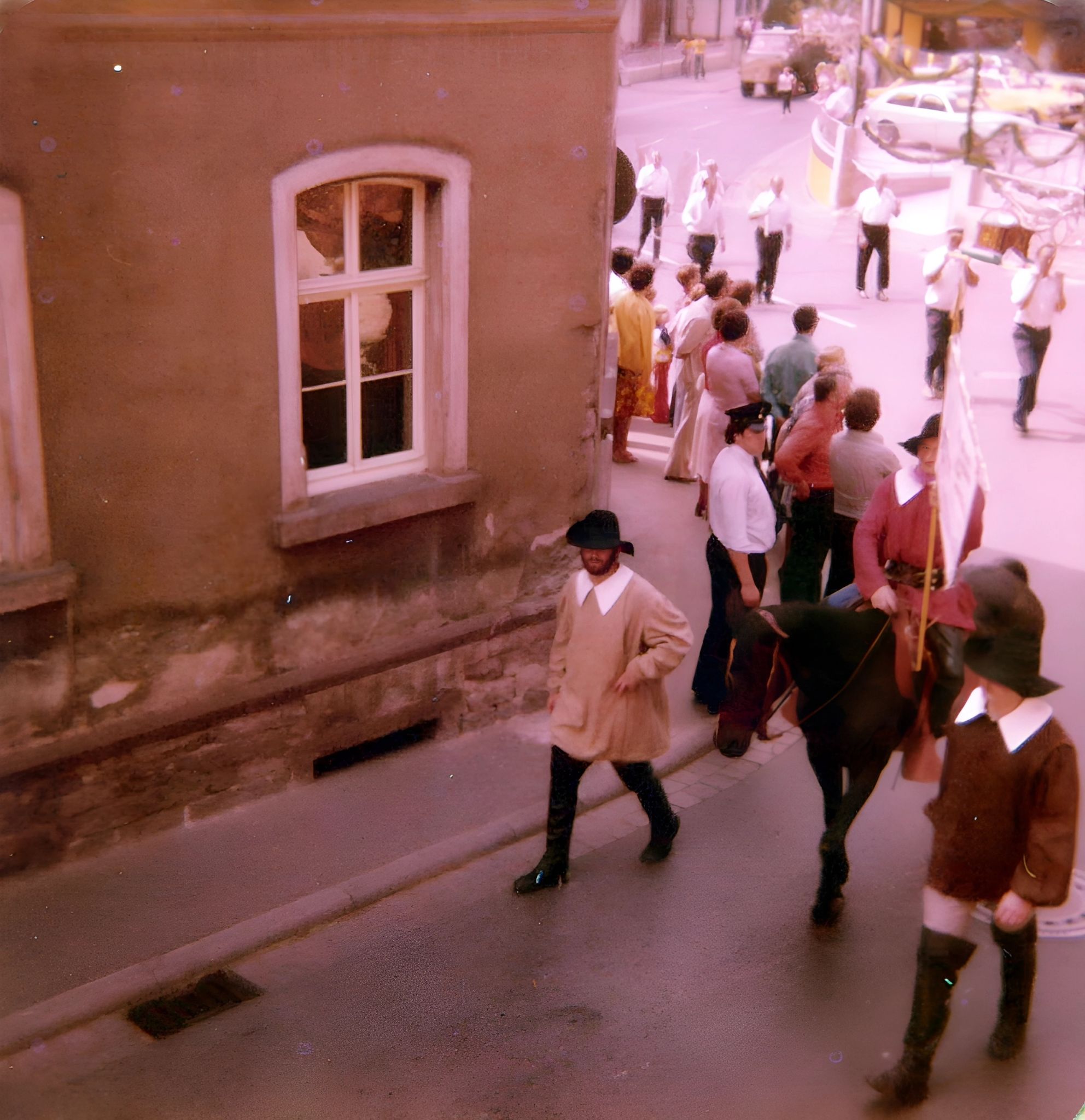 Der Festzug an der Einmündung der Brückenstraße in die Wilhelmstraße