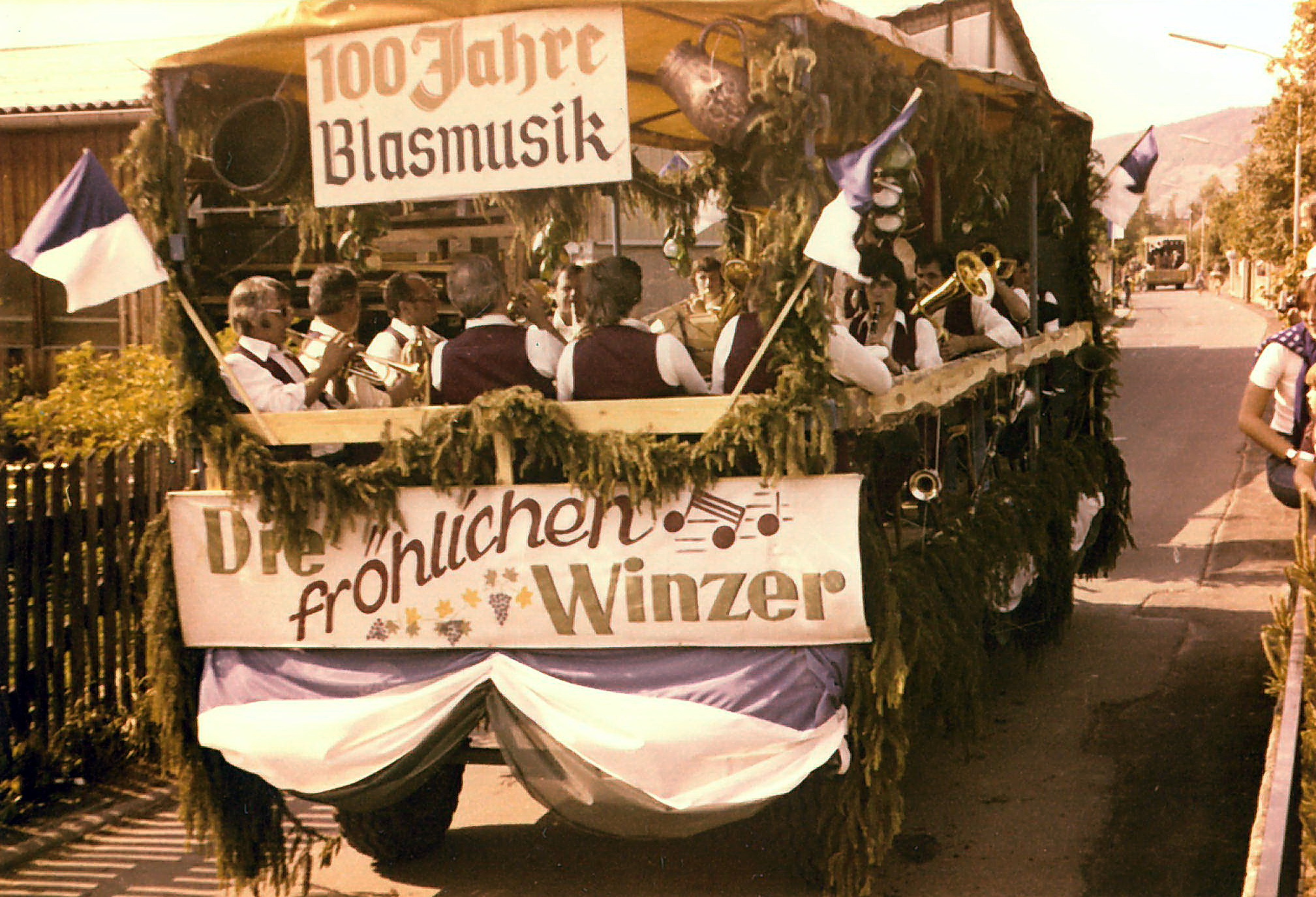 " ... und die Musik spielt dazu!"