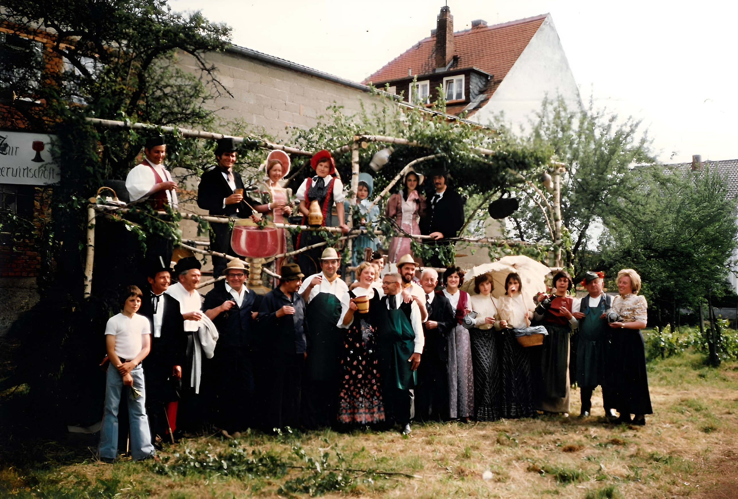 Aufstellung des Weinbauvereins zum Gruppenbild für den Festzug