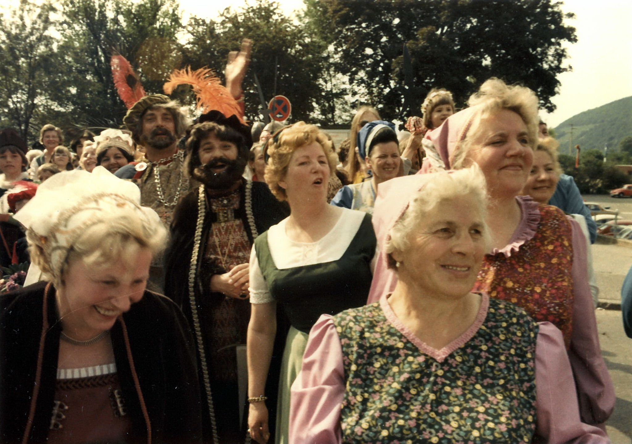 "Langsam löst sich der Festzug auf ..."