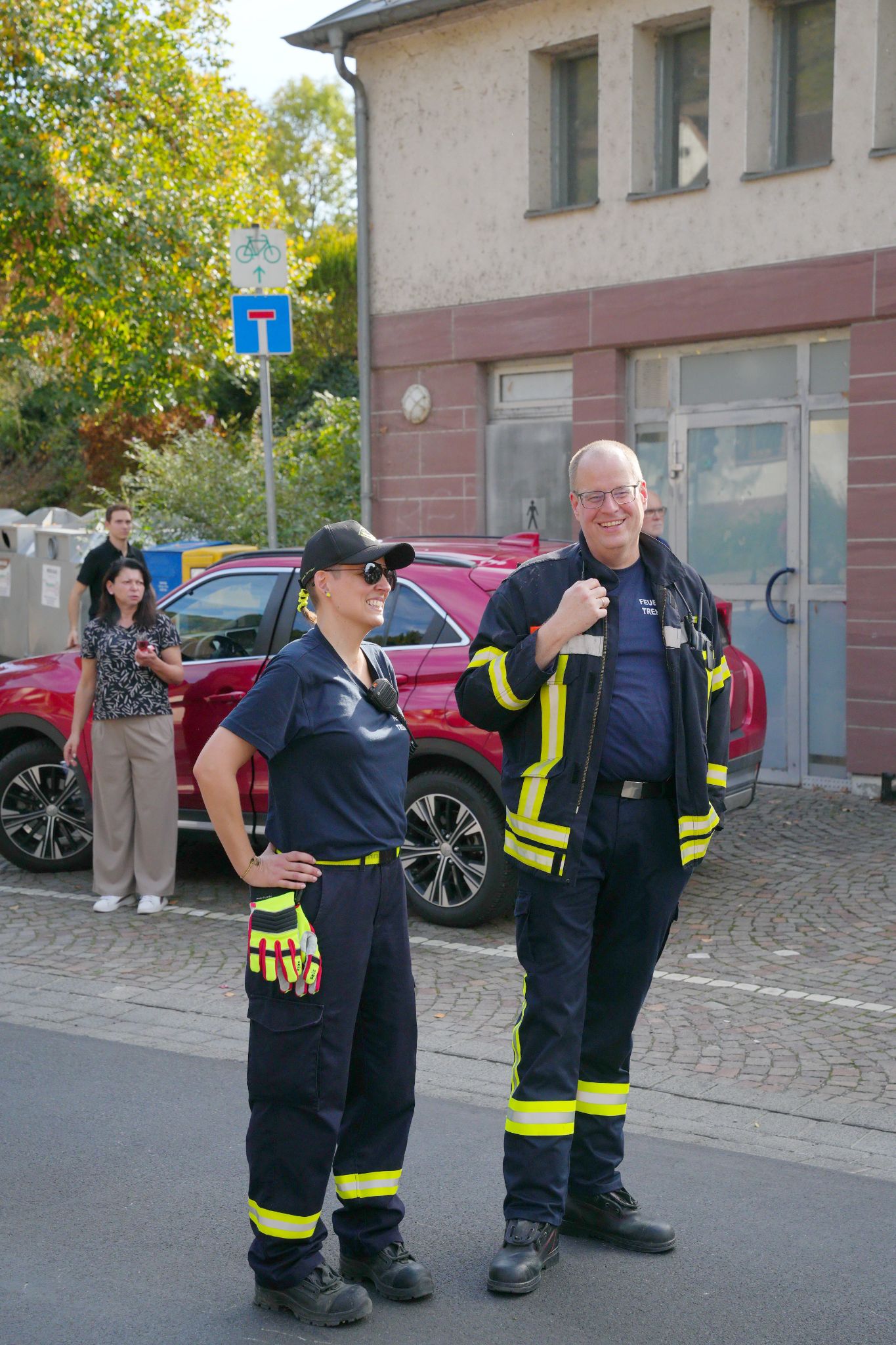 Die Feuerwehr sichert den Straßenverkehr