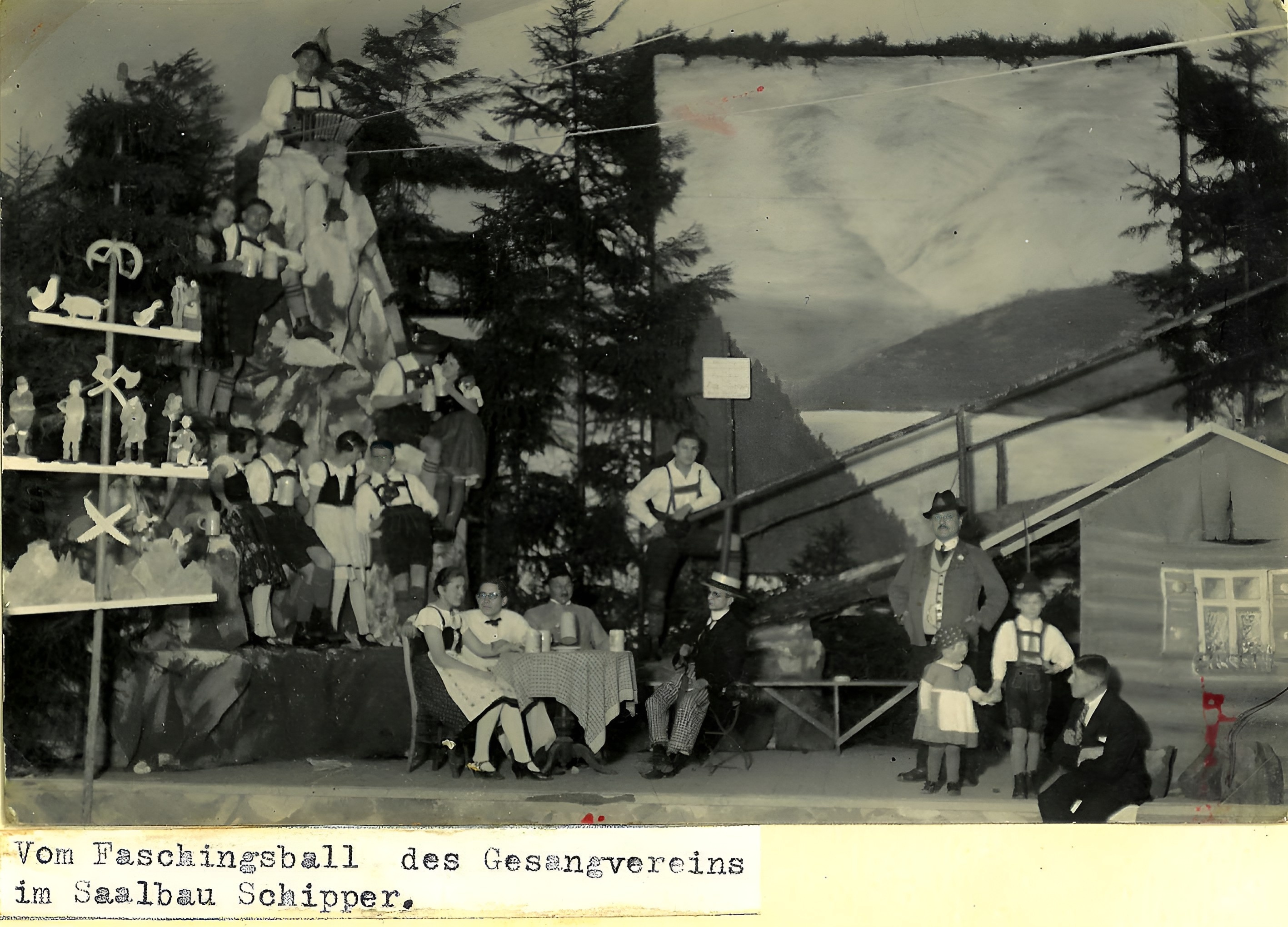 Faschingsball im Saalbau Schipper in den 1930er Jahren