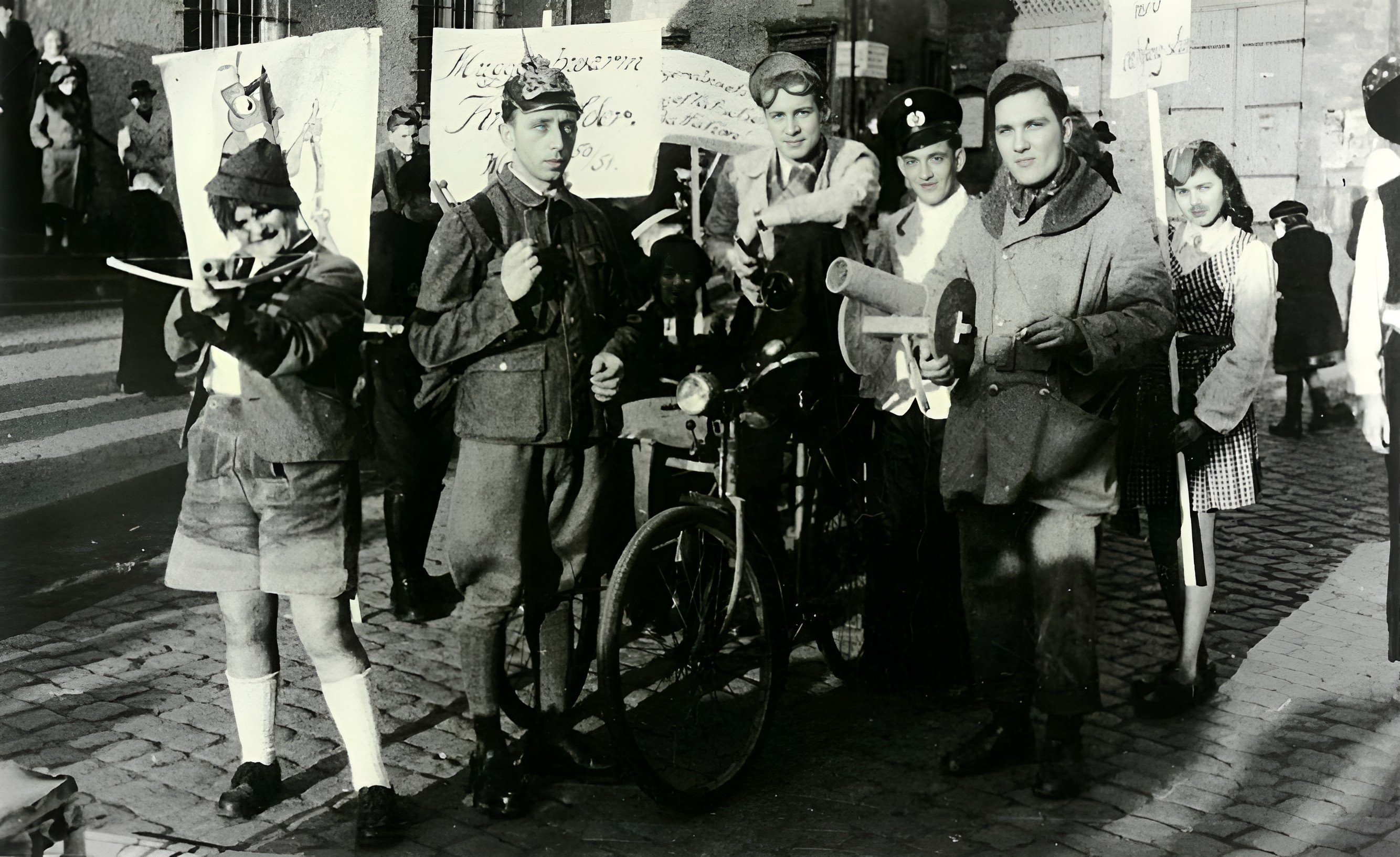 Faschingsszene auf dem Marktplatz 1950