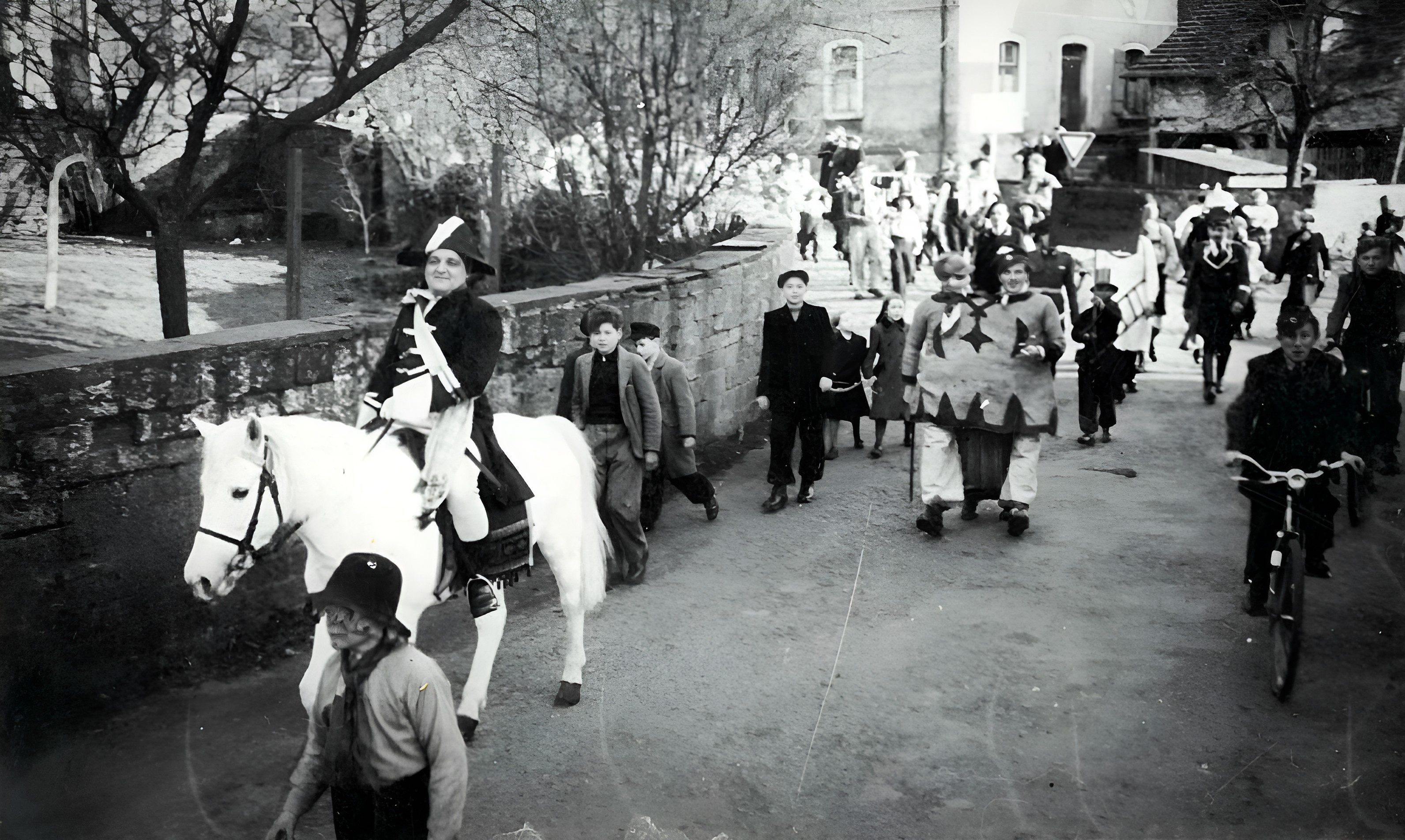 Festzug an der Ecke Wilhelmstraße - Brückenstraße