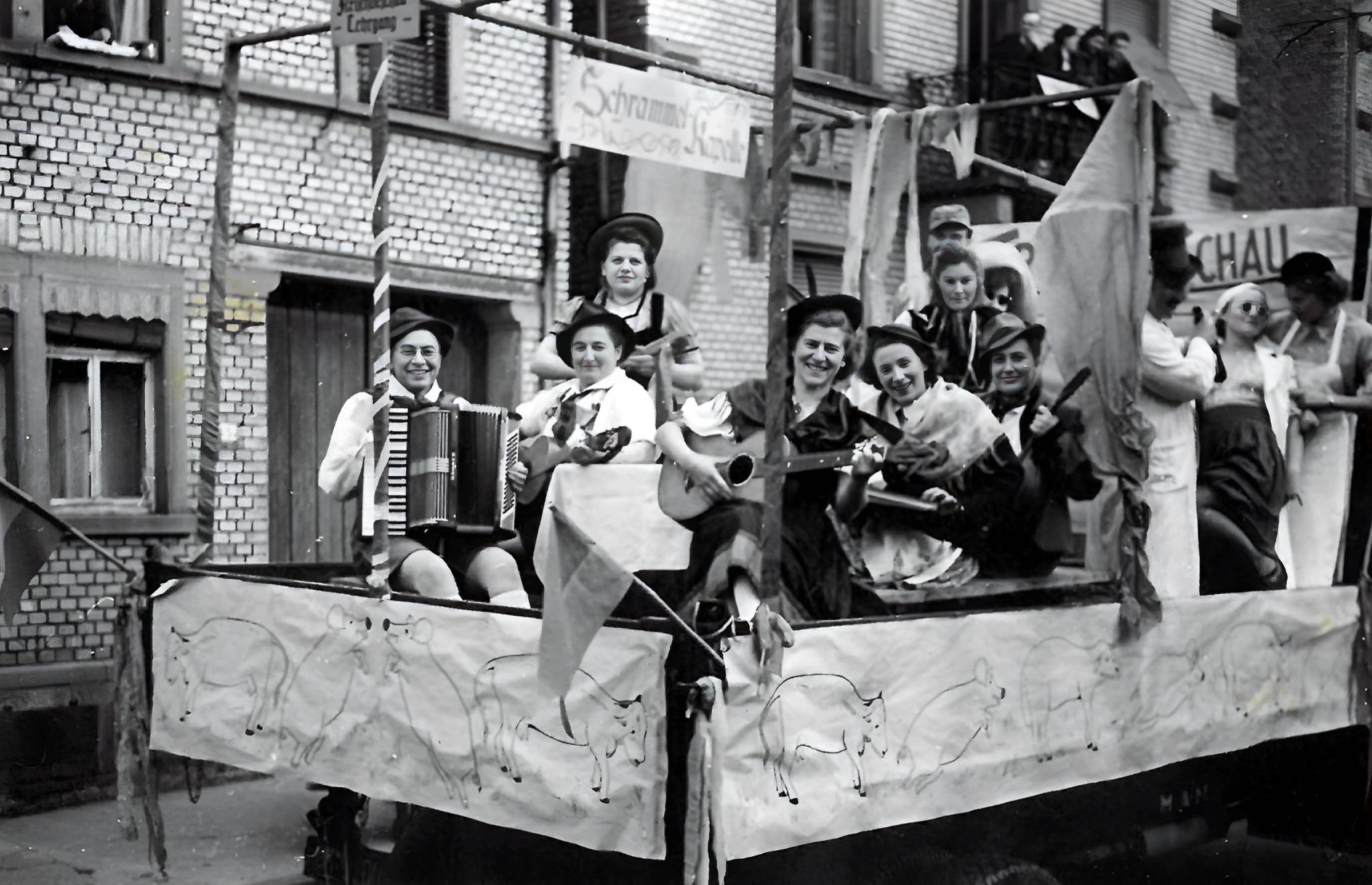 Die "Schrammelkapelle" vor der Ludwigstraße 50