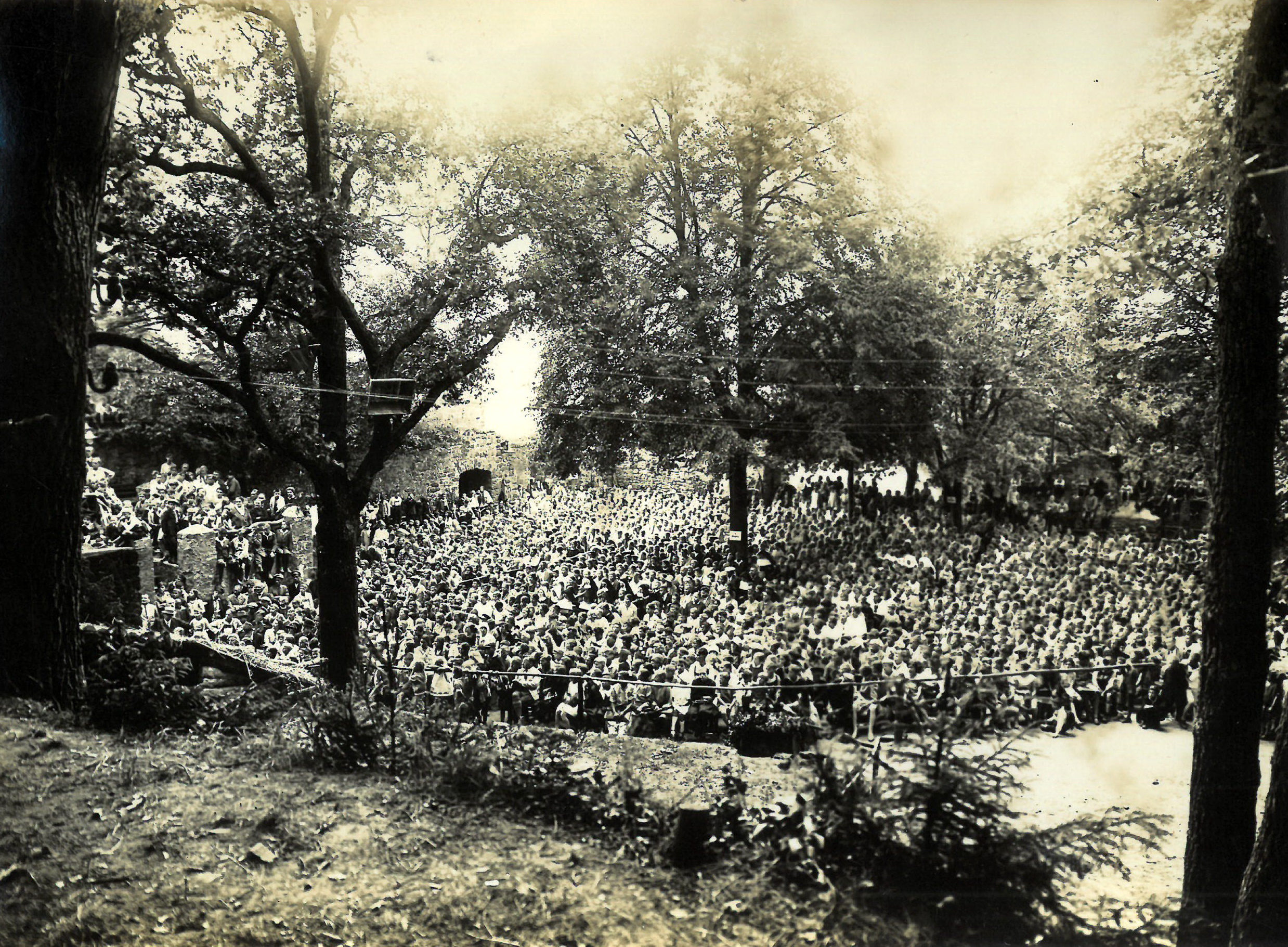 Blick von der Tribüne auf die Zuschauer