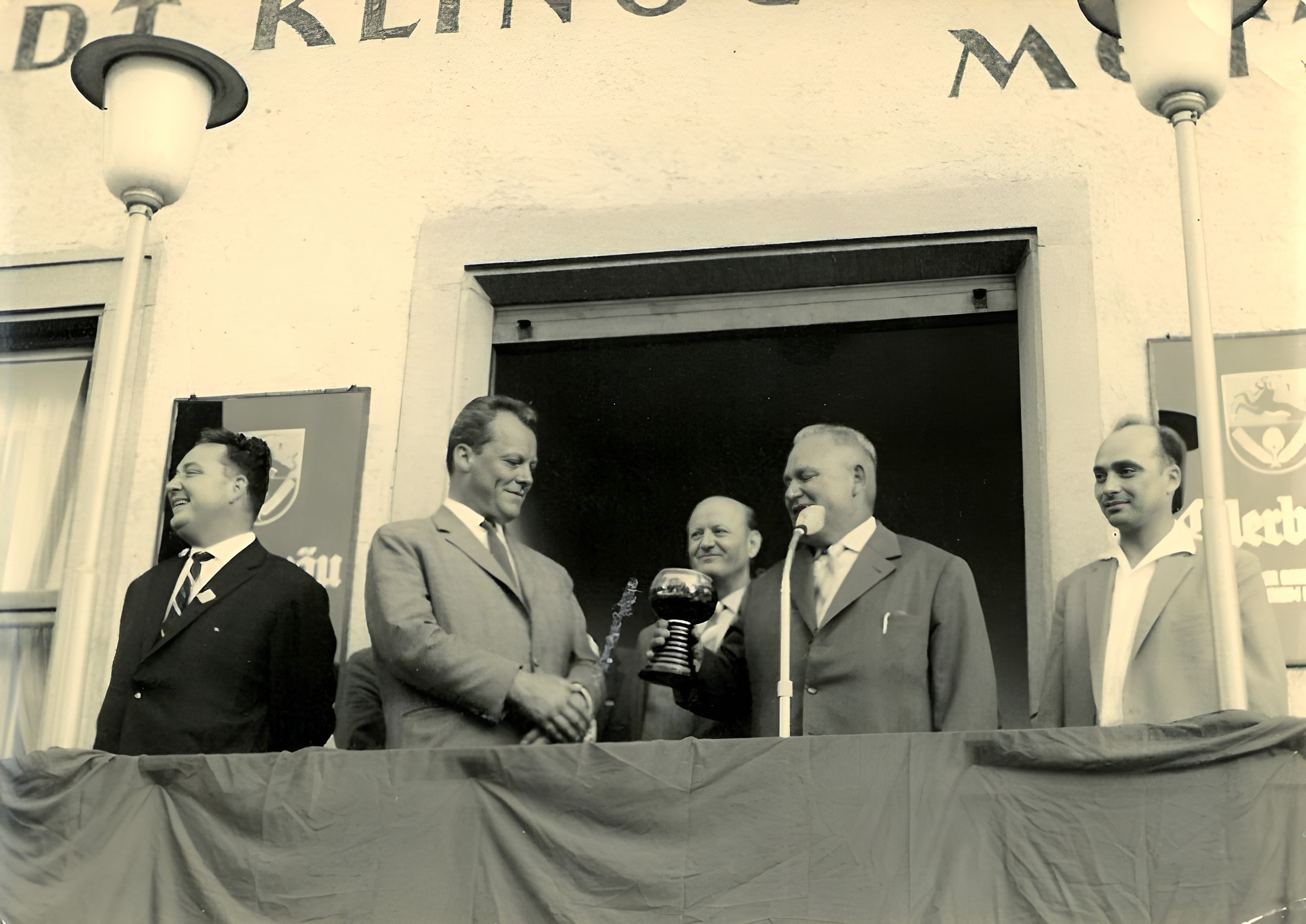 Willy Brandt und 2. Bürgermeister Seppl Vill auf der Treppe zum Gasthaus Stadt Klingenberg