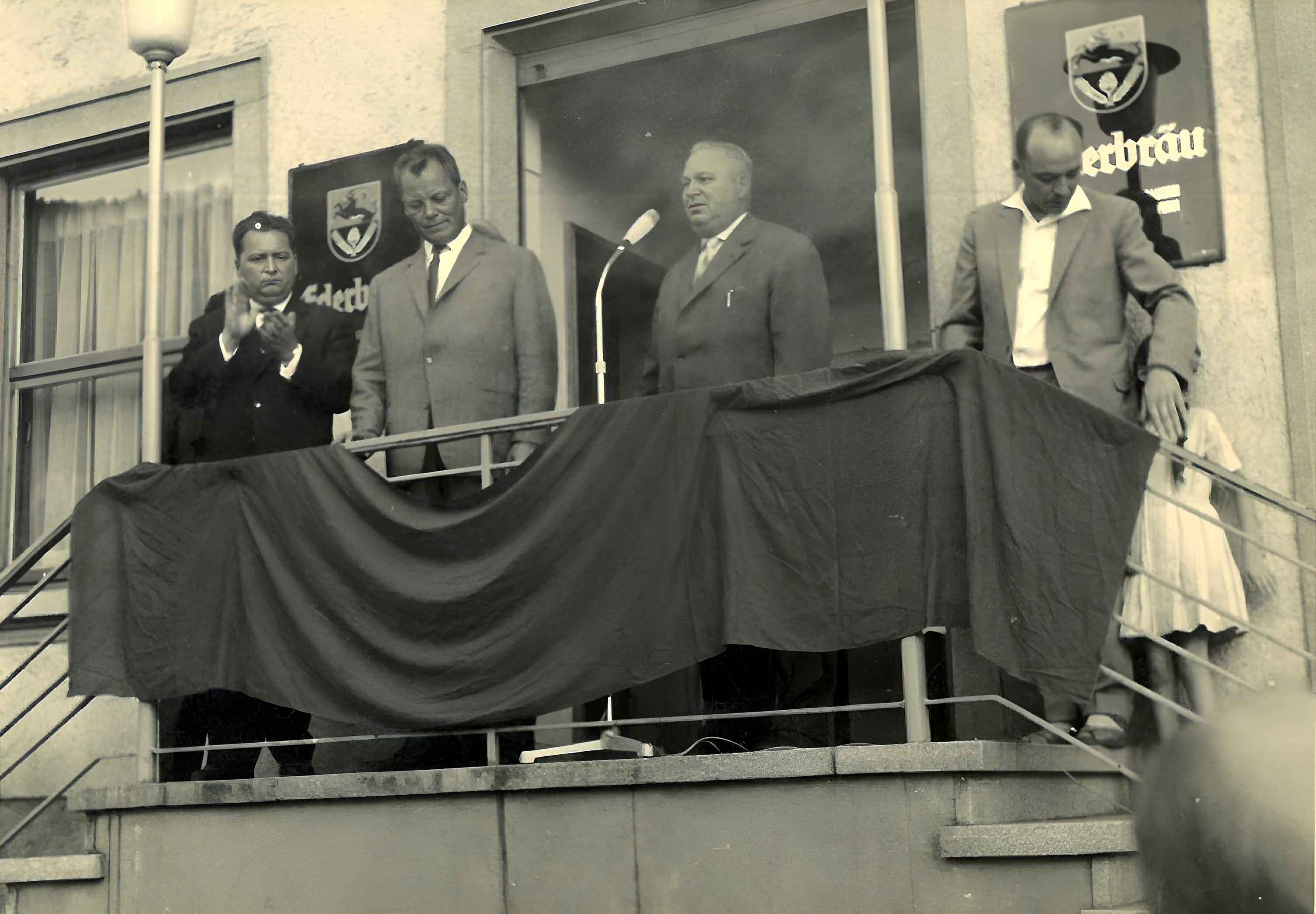 Willy Brandt und 2. Bürgermeister Seppl Vill auf der Treppe zum Gasthaus Stadt Klingenberg