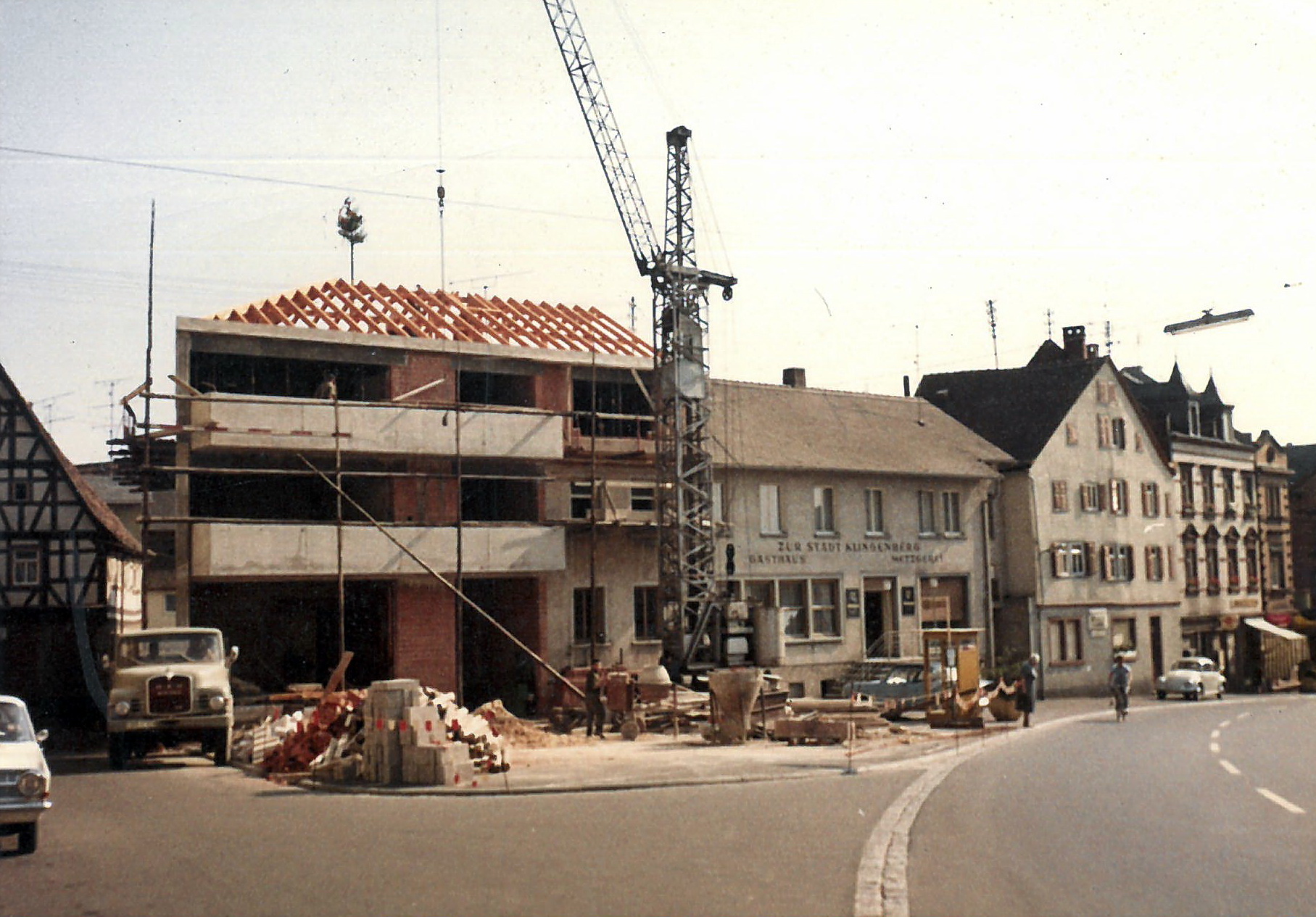 Das neue, im Bau befindliche Gebäude der Metzgerei Dauphin, Rathausstraße 12 im Jahr 1967