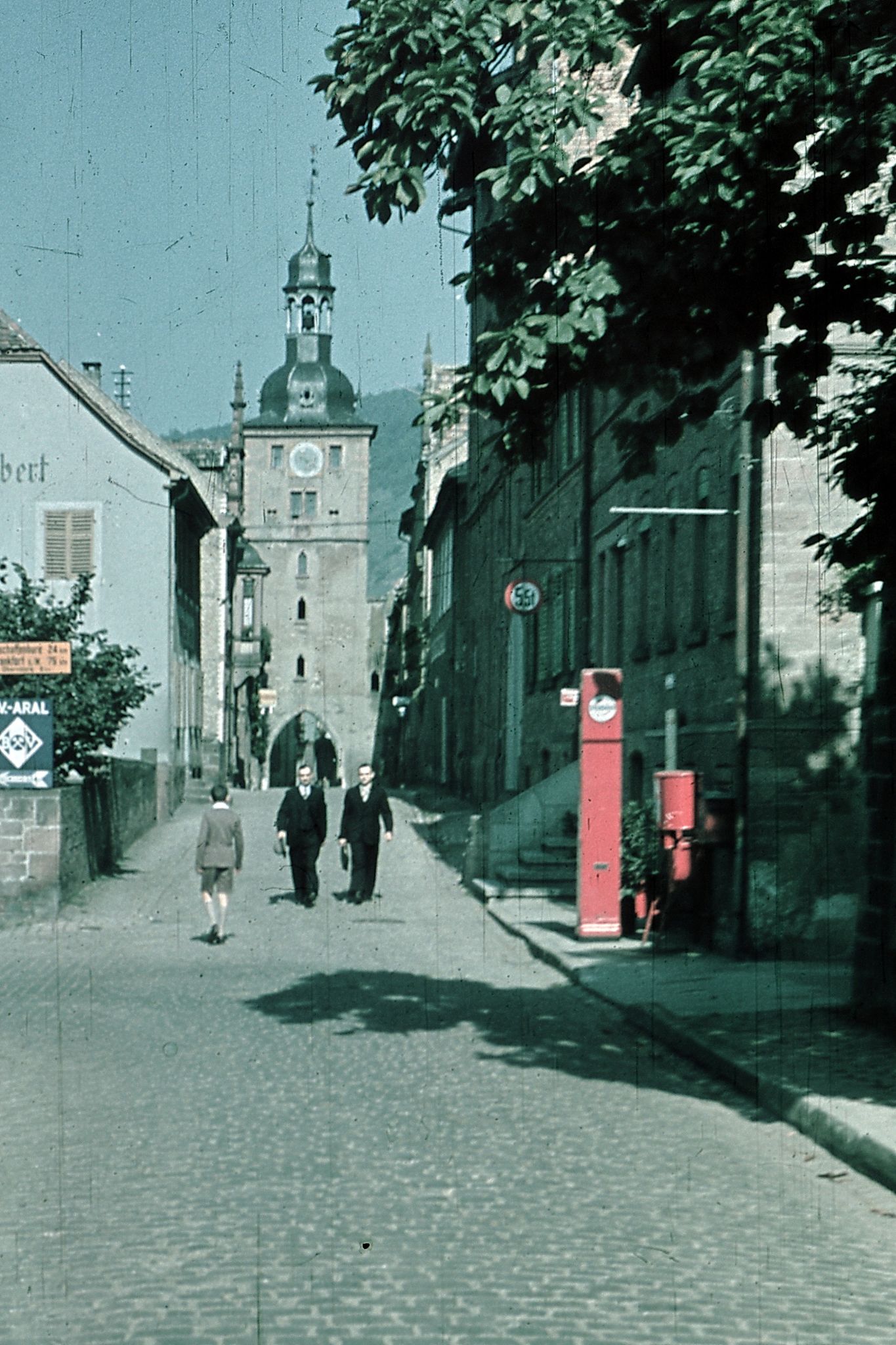 Die Wilhelmstraße mit der Brauereigaststätte (links im Bild).