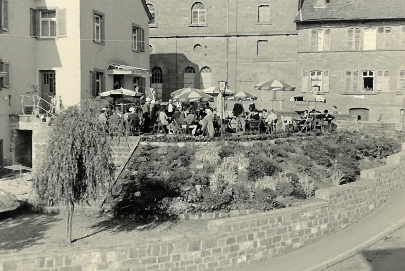 Der Biergarten der Brauereigaststätte der Brauerei Ebert mit Biergarten 1965