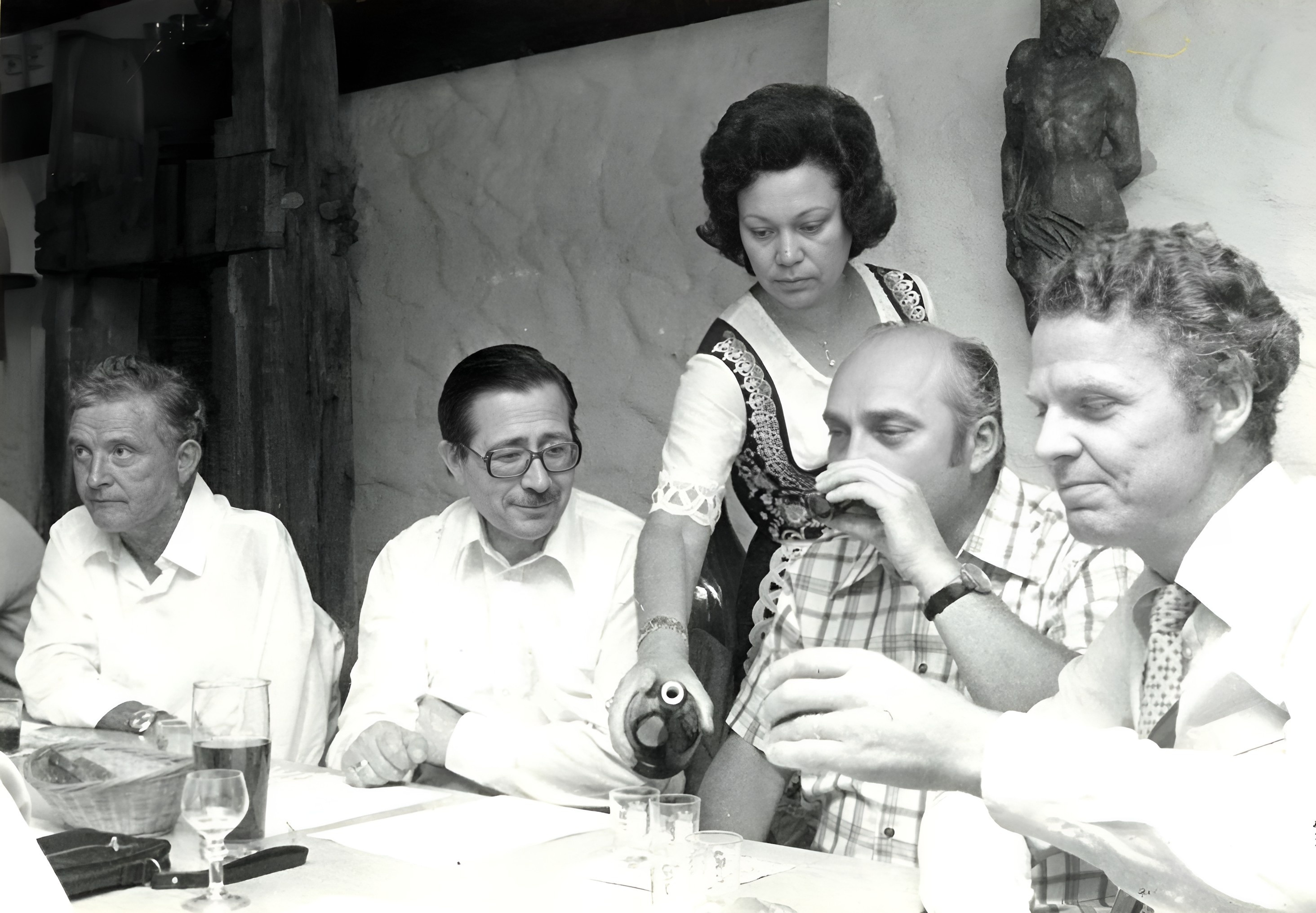 Marga Julien schenkt den Gästen ein