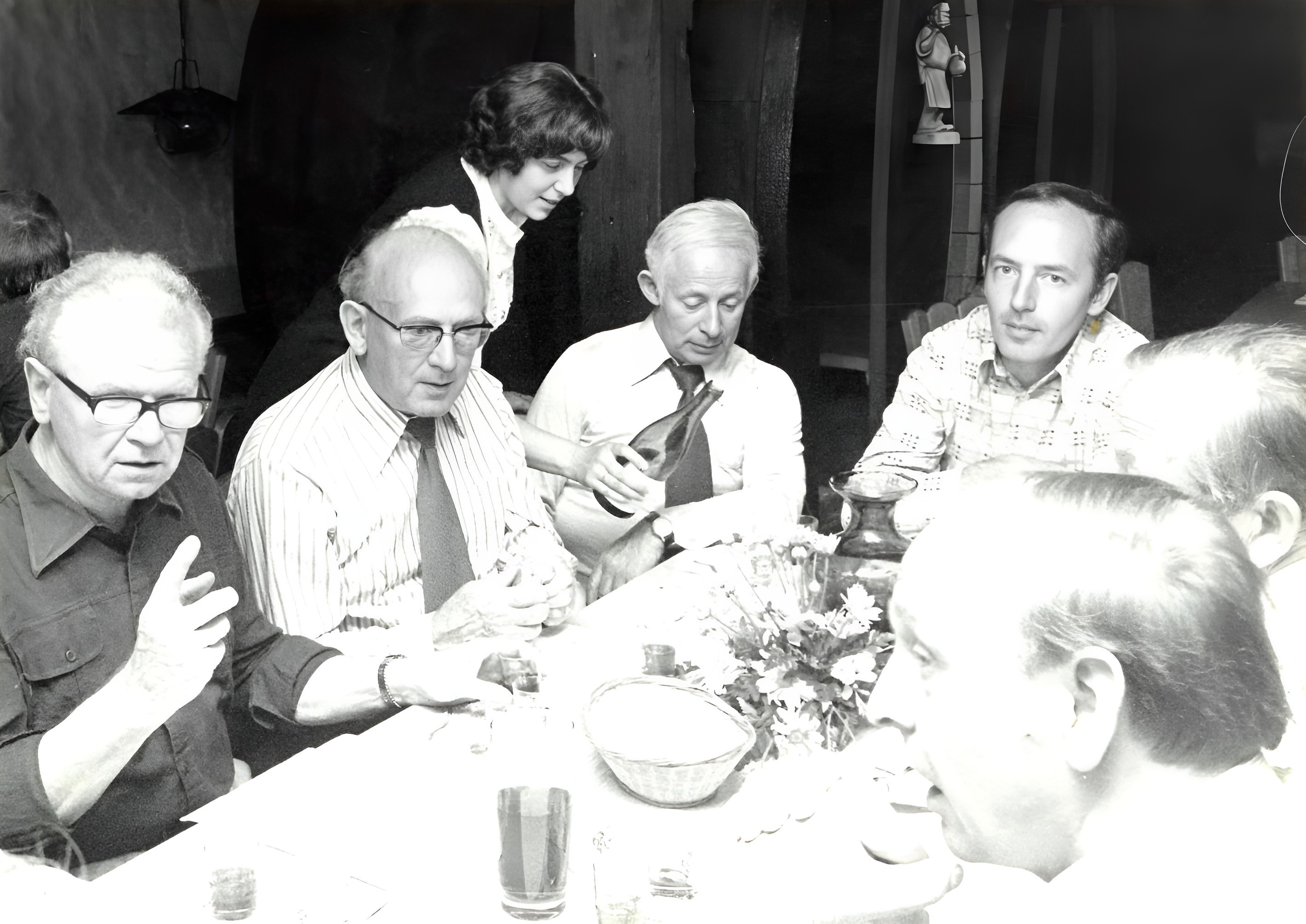 Hedwig Stritzinger schenkt den Gästen ein (um 1974)