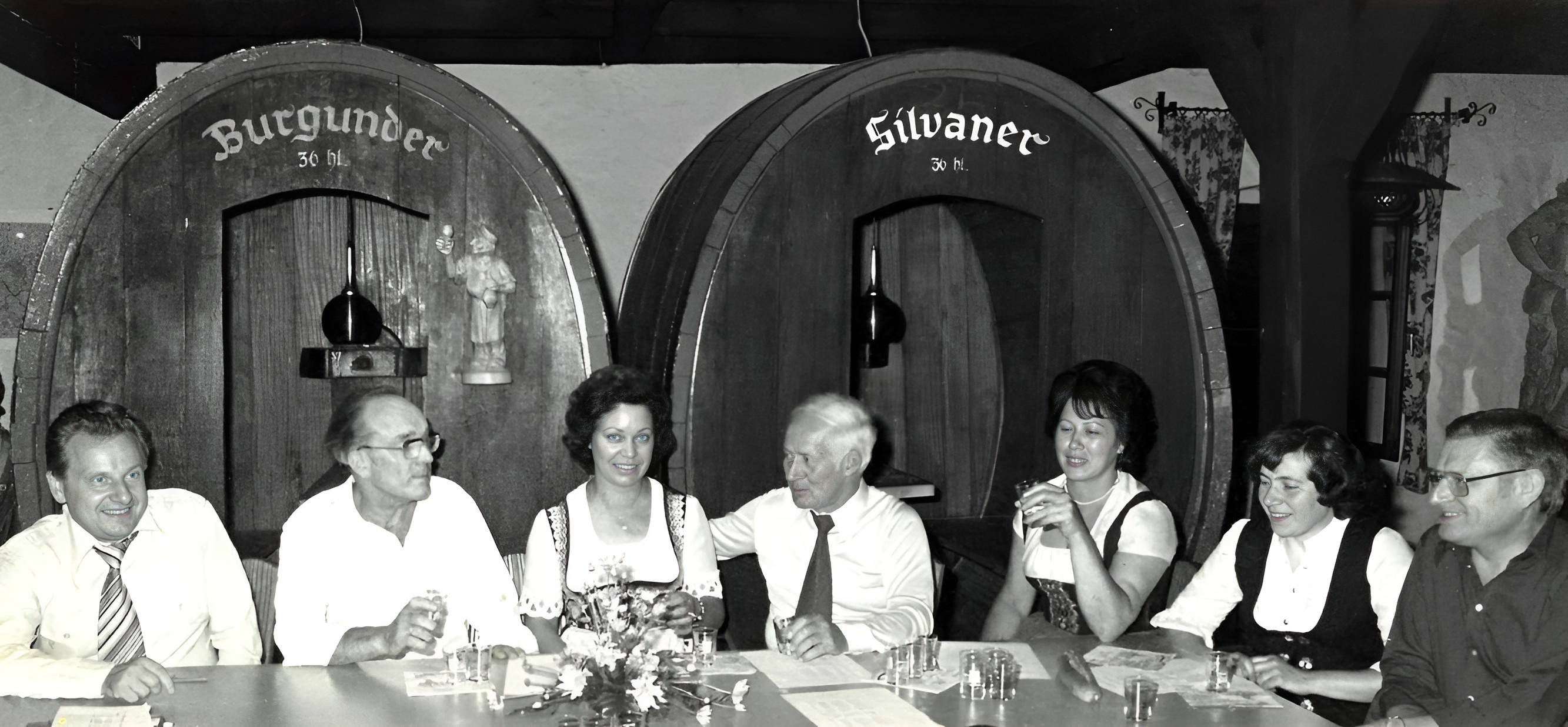 Tischrunde in der Weinprobierstube des "Haus des Gastes" in den 1970er Jahren