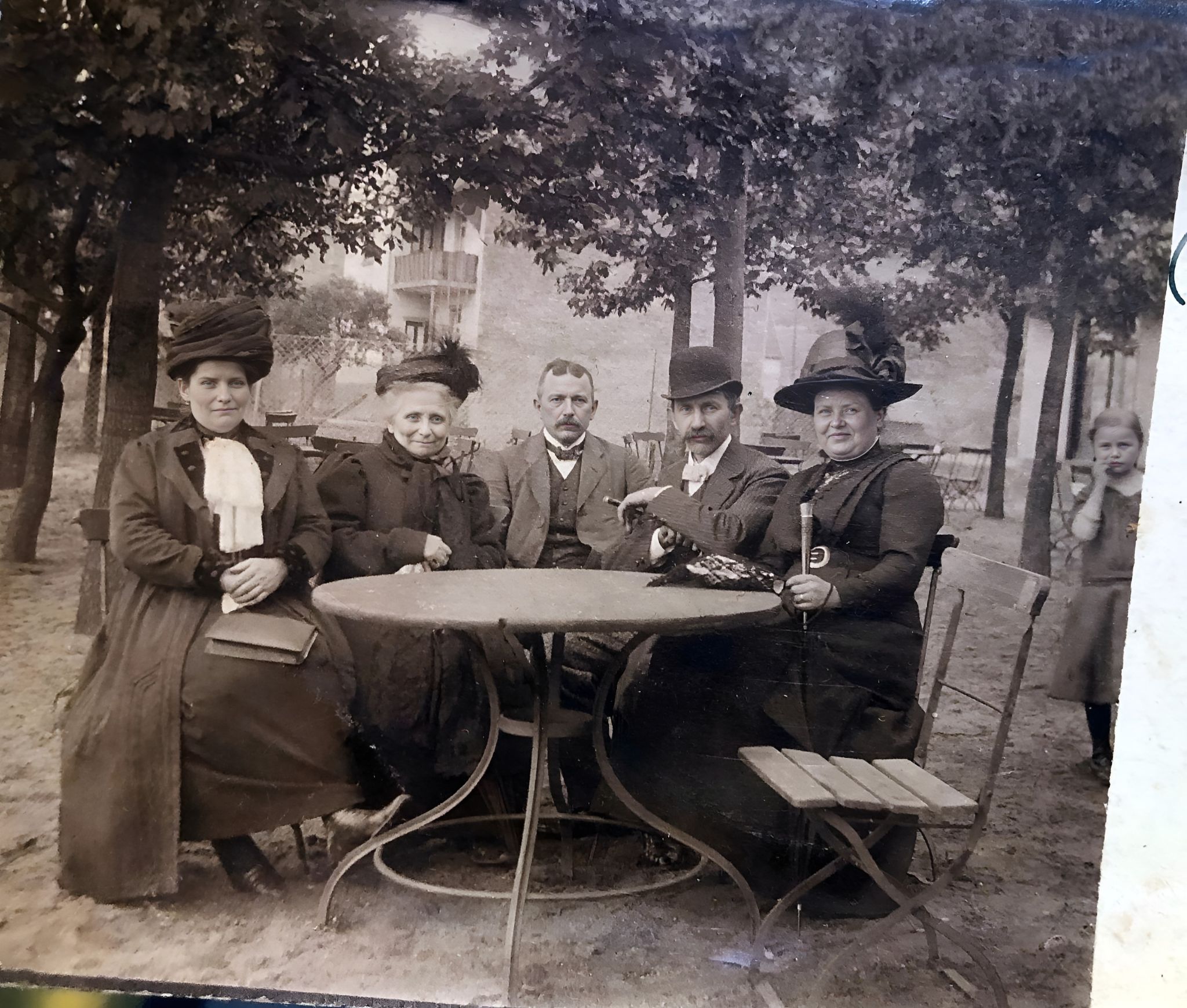 Im Biergarten hinter dem Saalbau