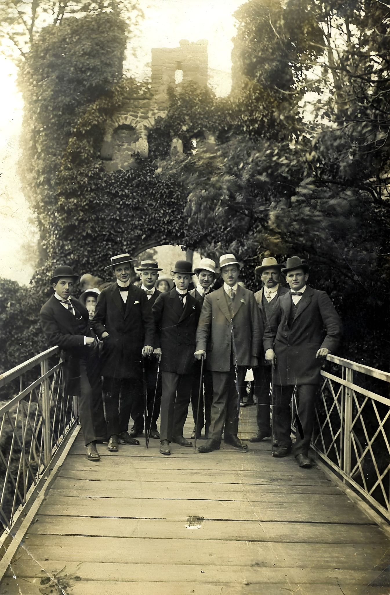 Die Familie Heinrich Schmitt um 1910 auf der Clingenburg-Brücke