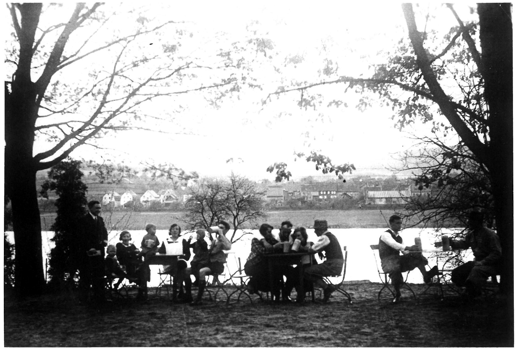 Gartenwirtschaftsbetrieb in der Gartenwirtschaft "Saalbau Schipper" 1935