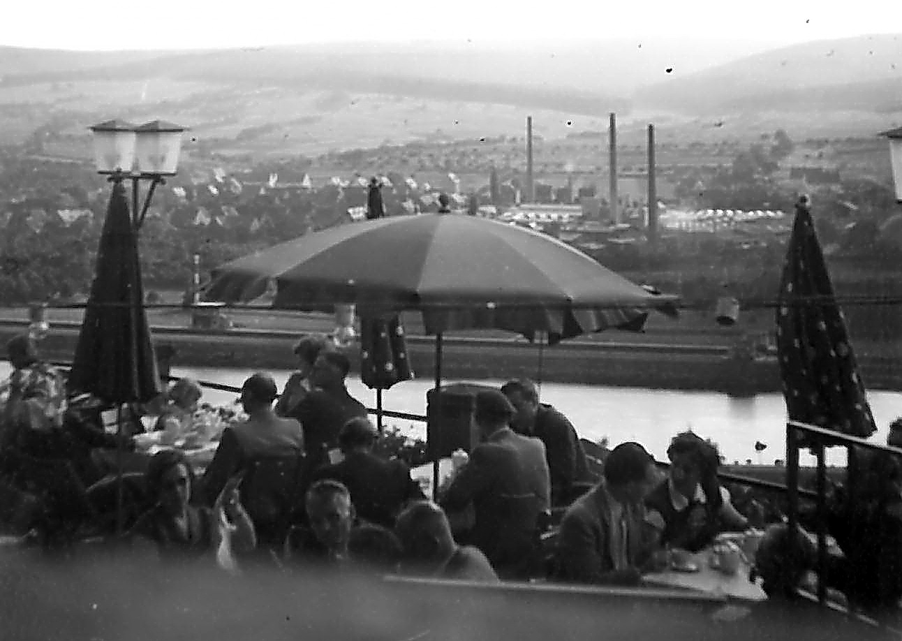 Geselligkeit auf der Burgterrasse um 1950
