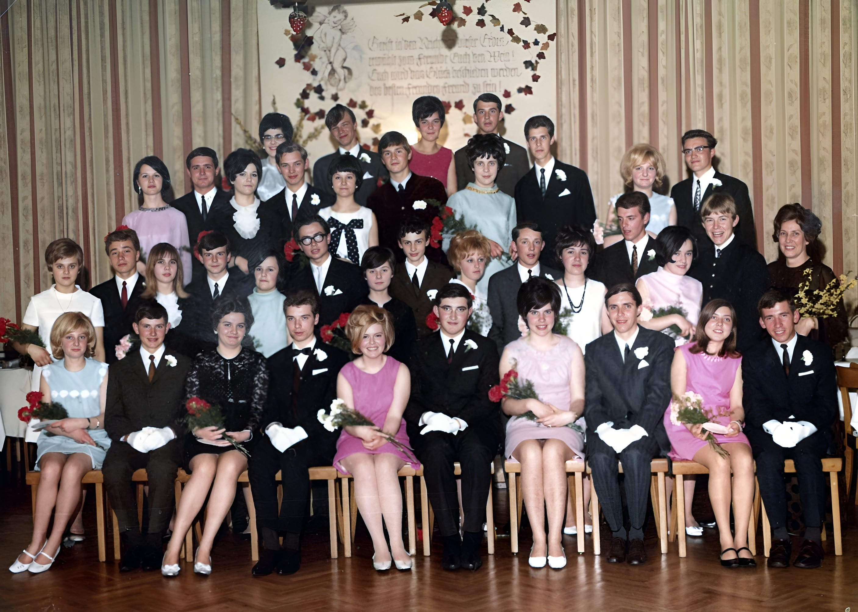 Gruppenfoto eines Tanzabschlussballs 1967 im Burkarder Hof