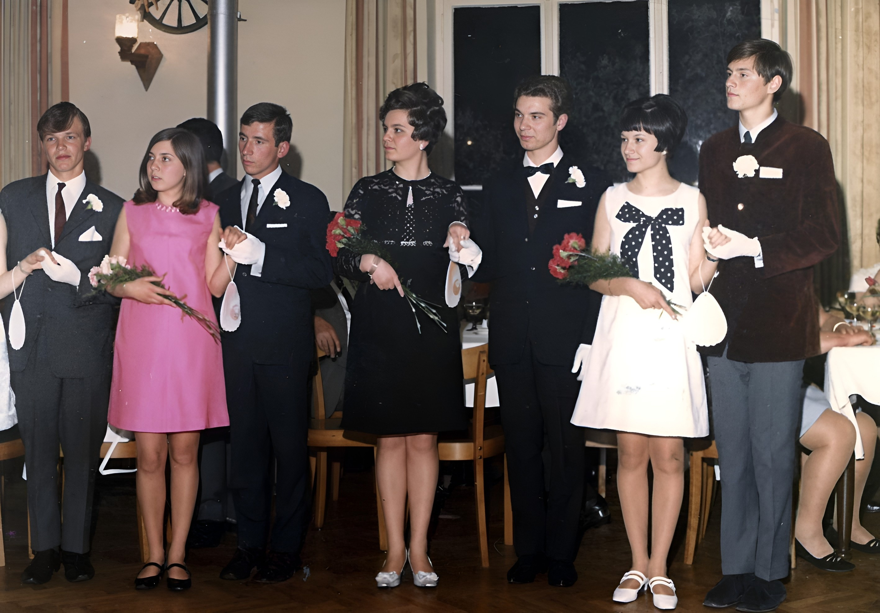 Gruppenfoto eines Tanzabschlussballs 1967 im Burkarder Hof