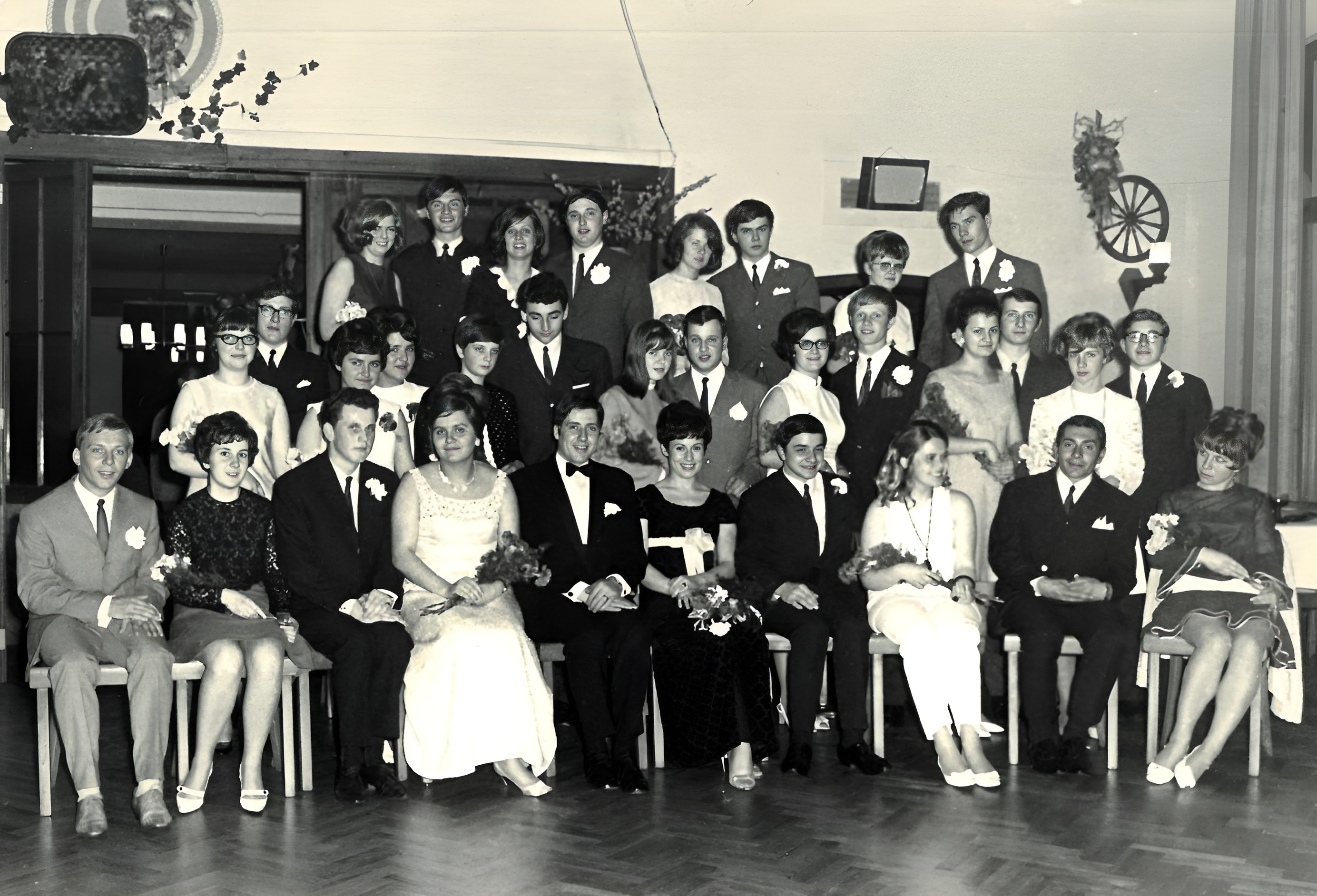 Gruppenfoto eines Tanzabschlussballs 1969 im Burkarder Hof