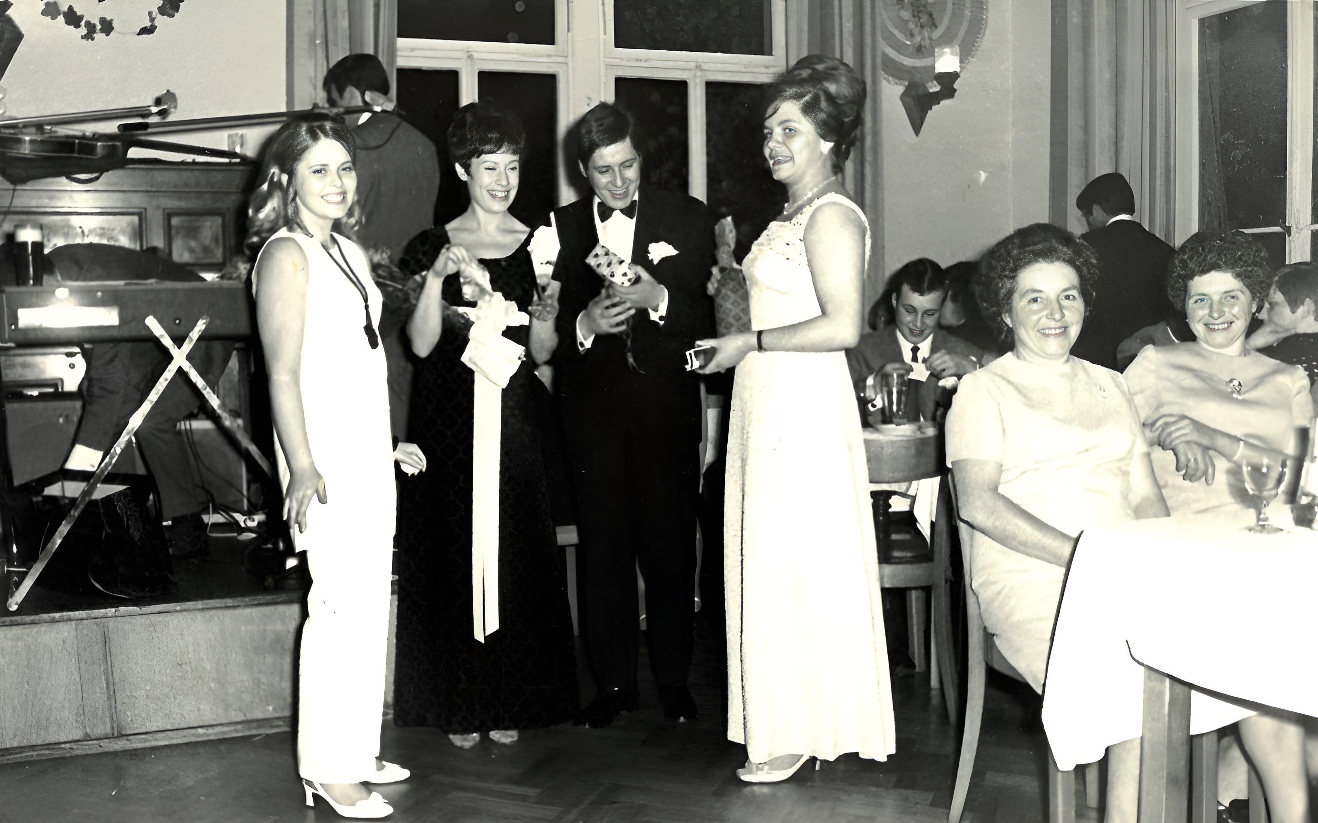 Geschenkübergabe anl. des Abschlussballs eines Tanzkurses im Burkarder Hof 1969