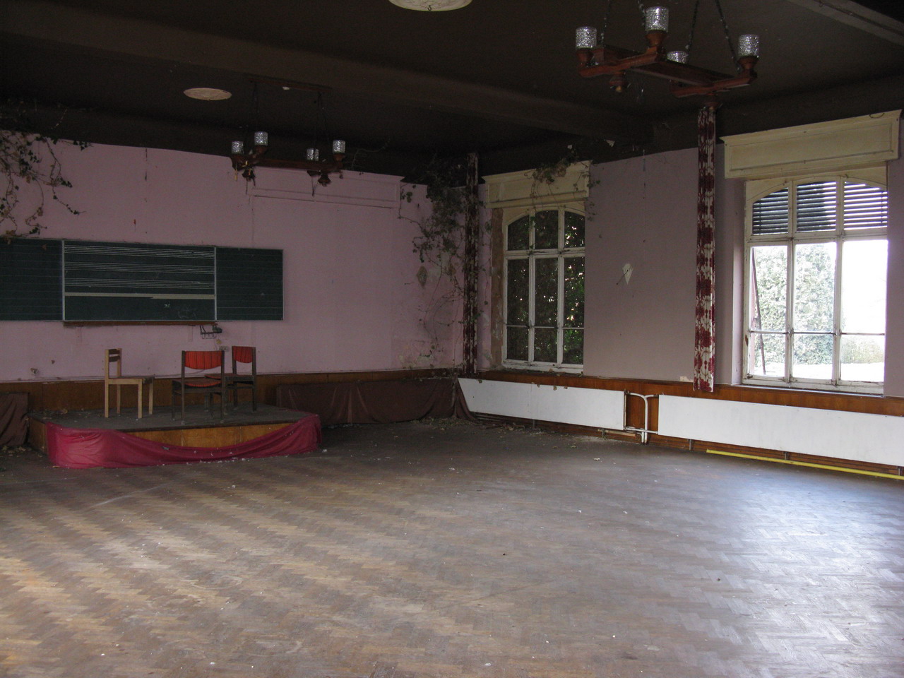 Innenansicht des Gesellschaftssaals mit Bühne 2012