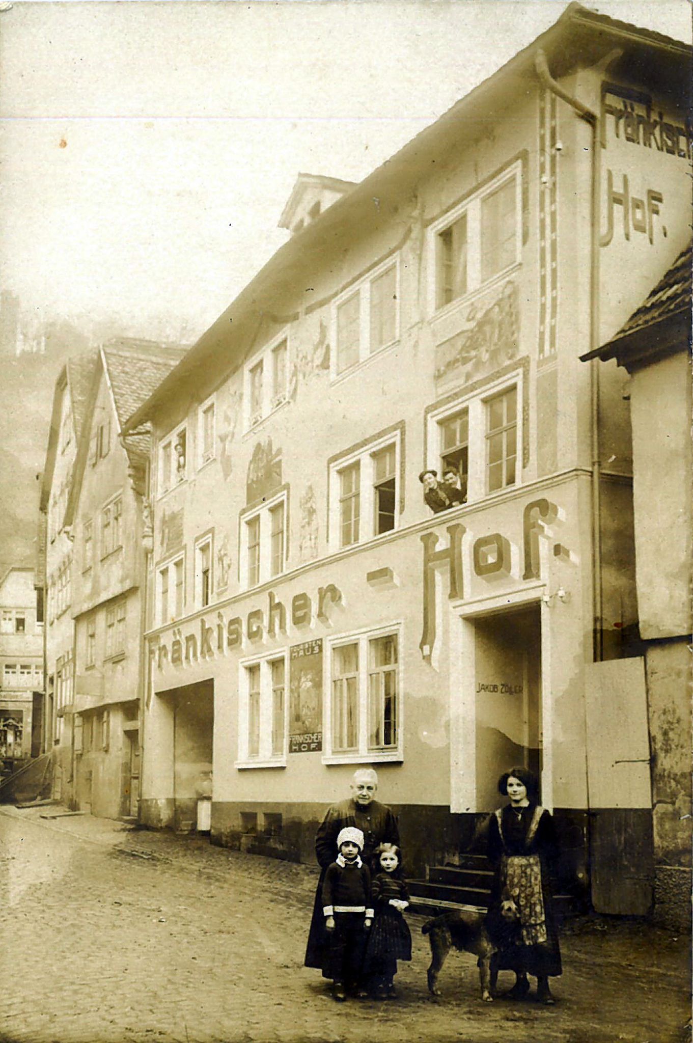 Der Fränkische Hof hatte in den 1920er Jahren eine Fassadenbemalung