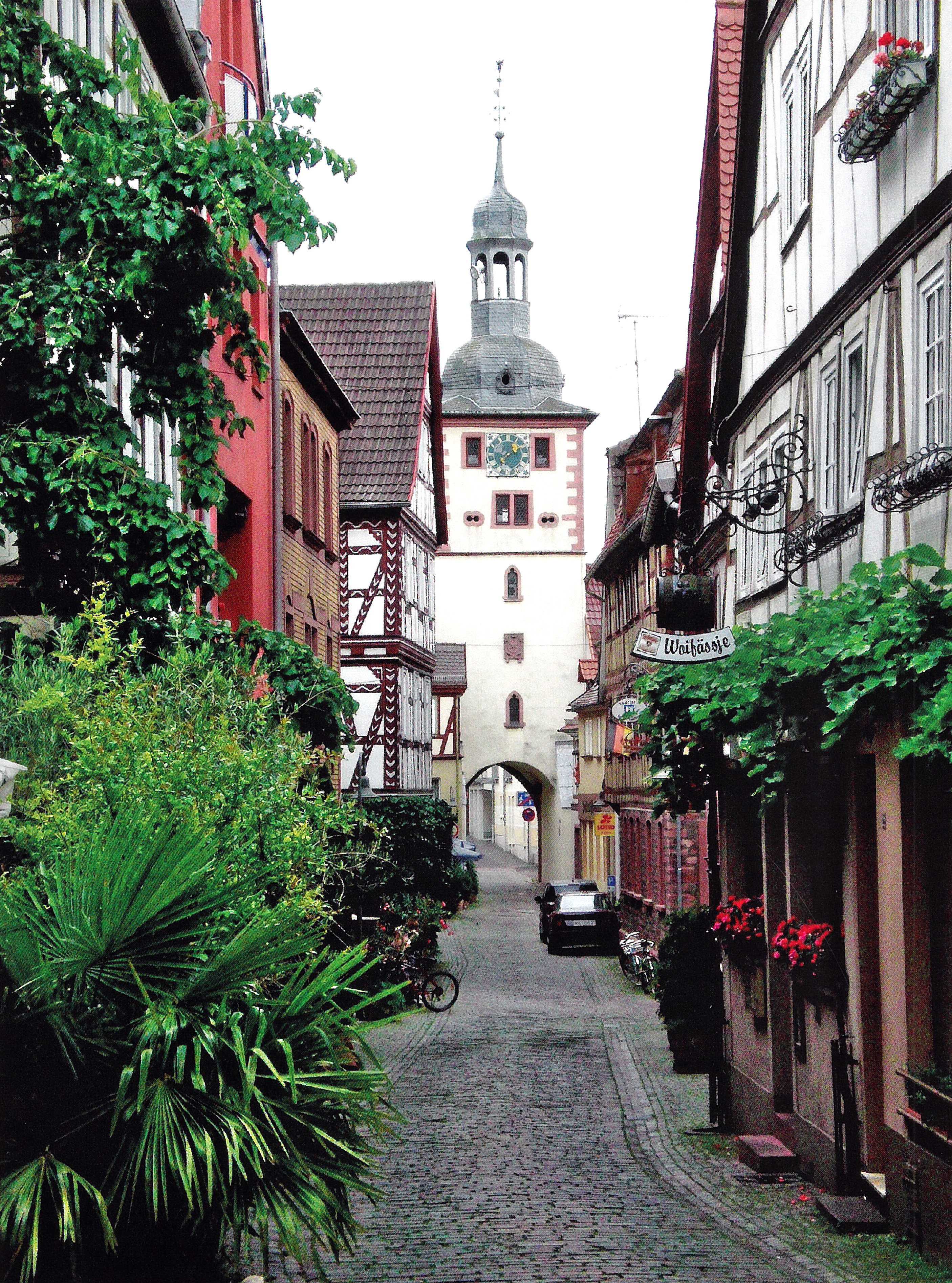 Die Hauptstraße mit Brunntorturm um 2010