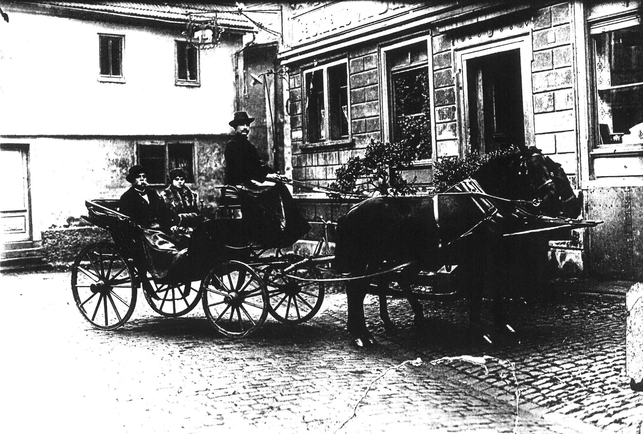 Kutsche vor dem Bären