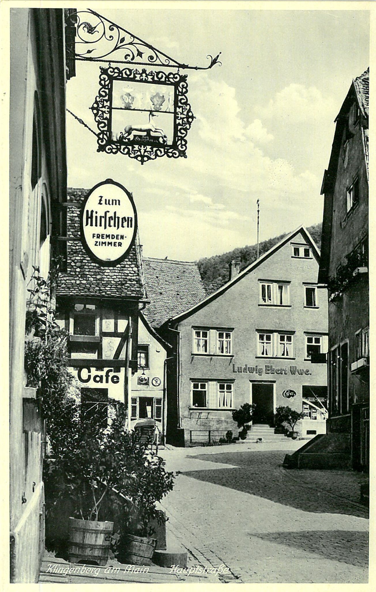 Die Hauptstraße mit Gasthaus zum Hirschen