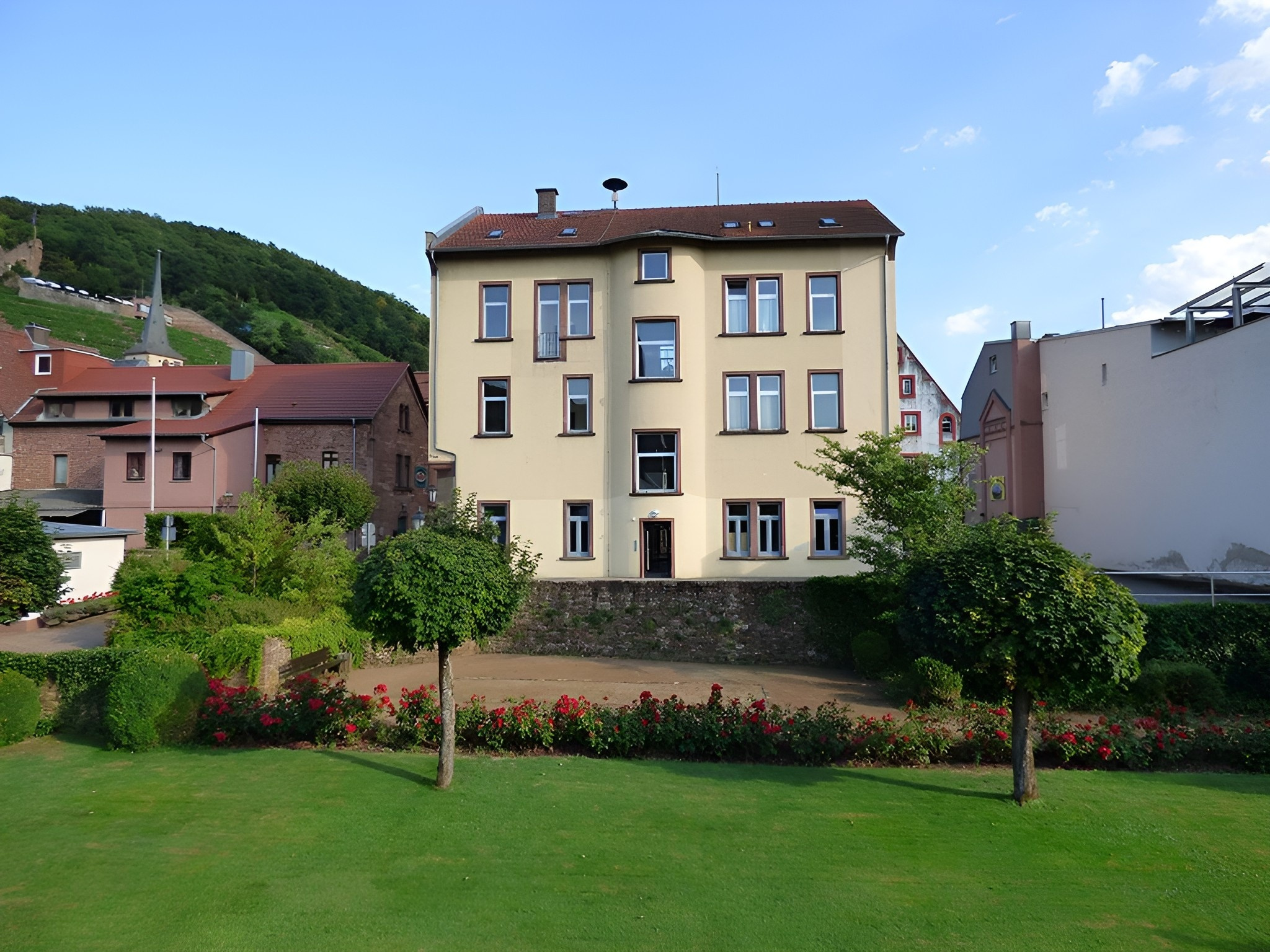 Die Rückseite des Rathauses vom Rosengarten aus fotografiert