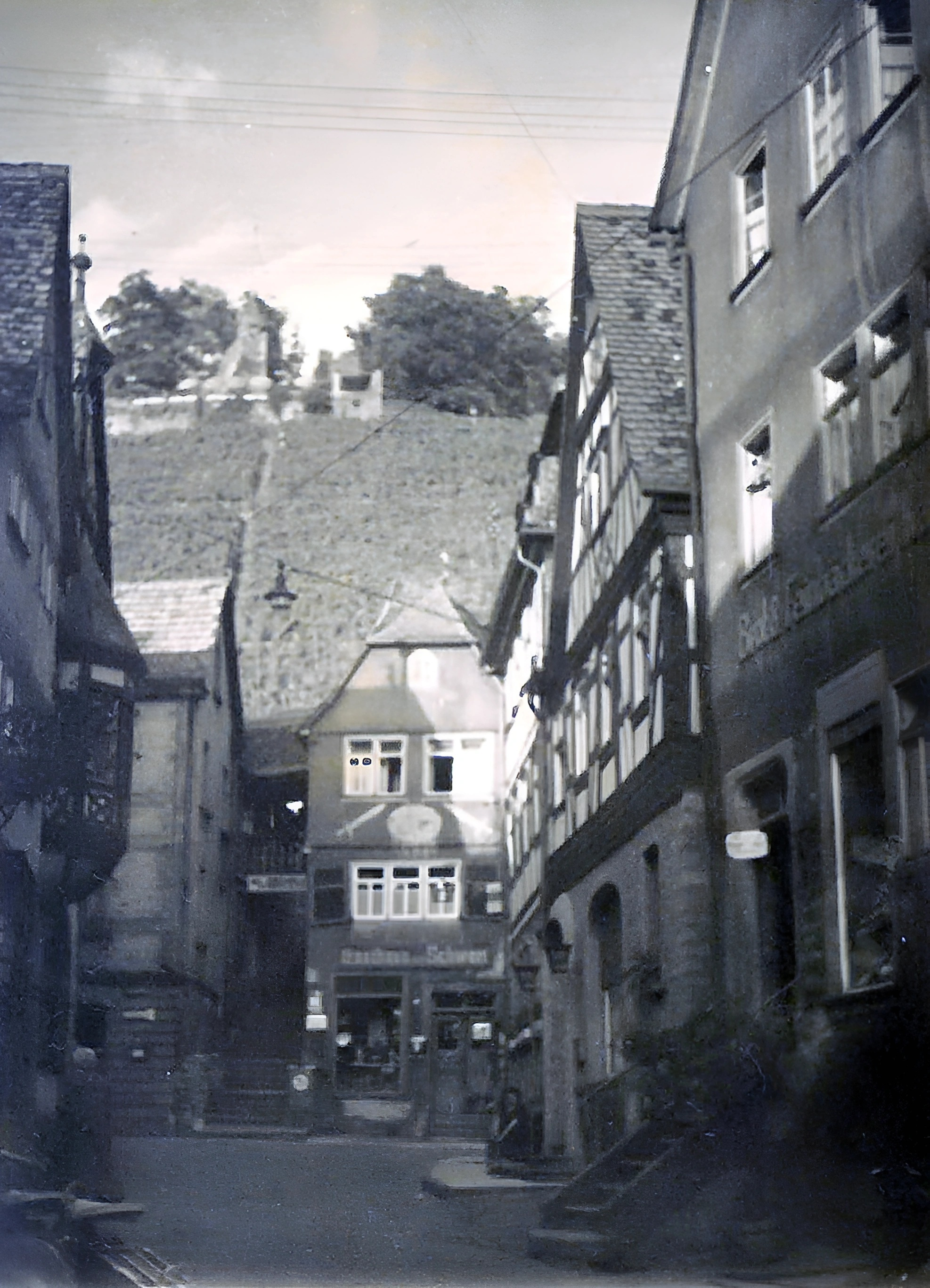 Die Lindenstraße mit Gasthaus "Zum Goldenen Schwert"