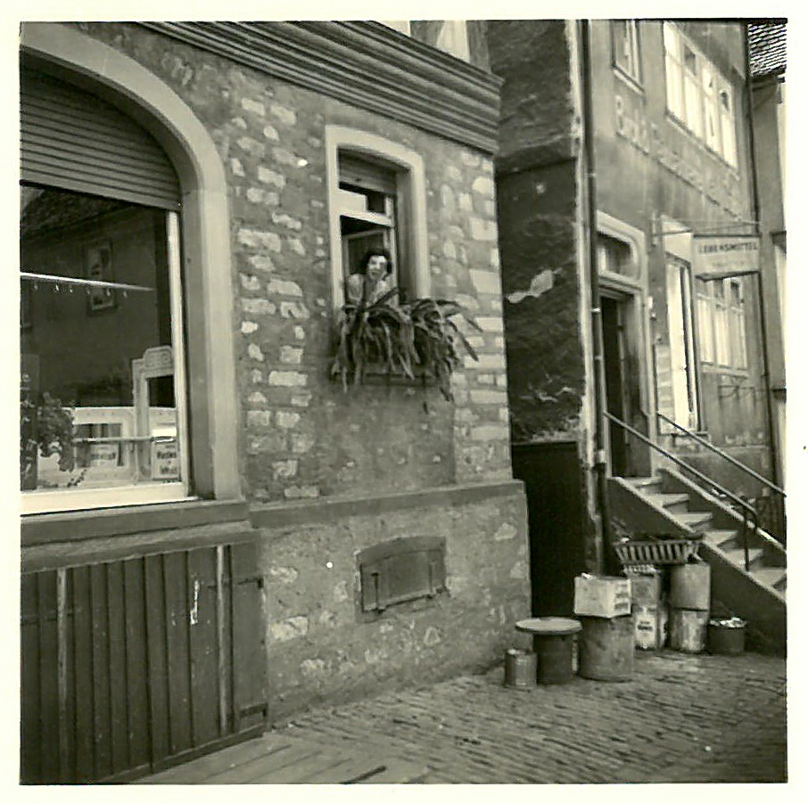Das Gasthaus mit Lydia Kuhn (25.11.1920 - 17.05.2001) am Fenster im September 1959