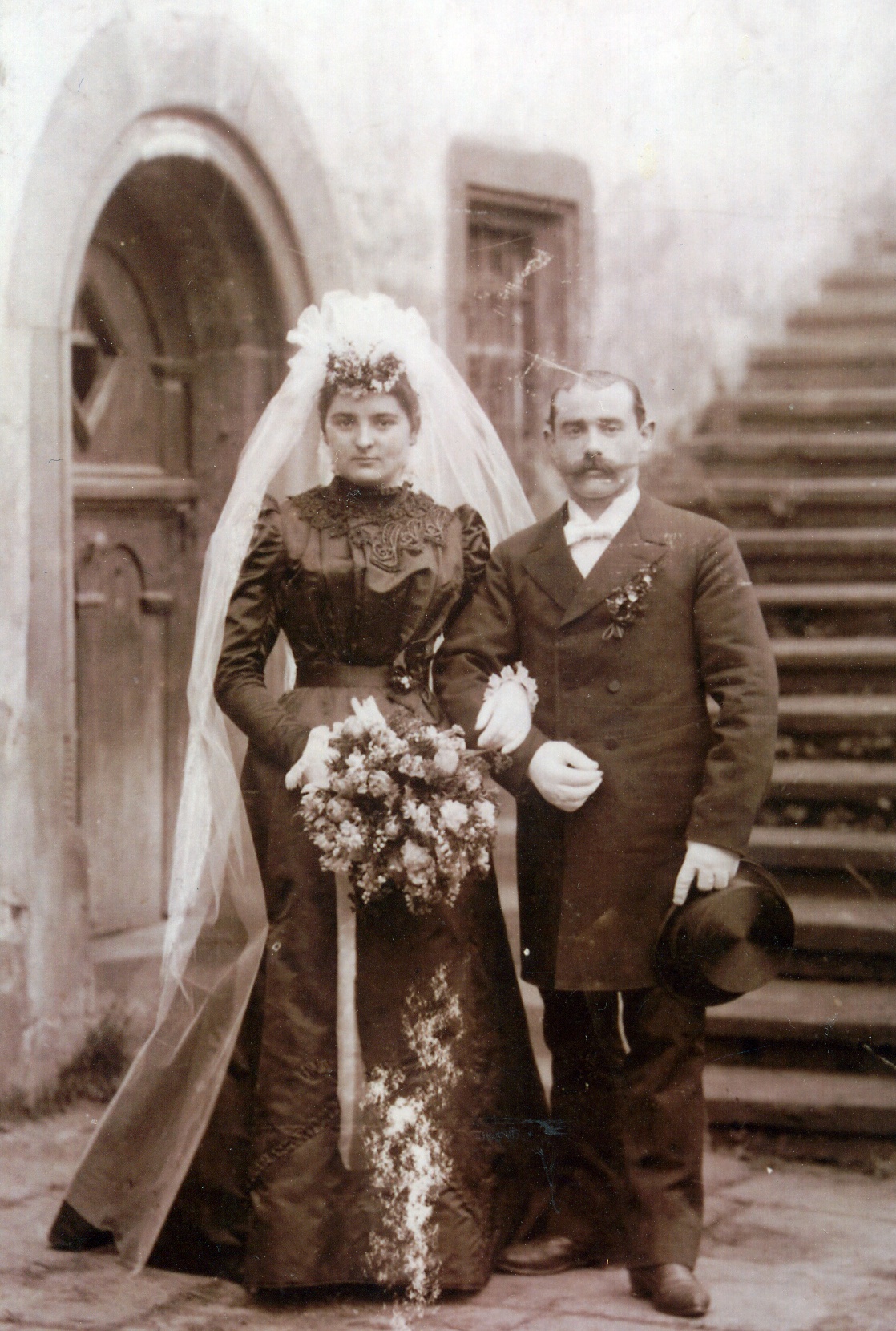 Das Hochzeitspaar Wilhelm Kuhn und Katharina Waigand im Jahr 1899 an der Treppe des Mairhofschen Schlosses