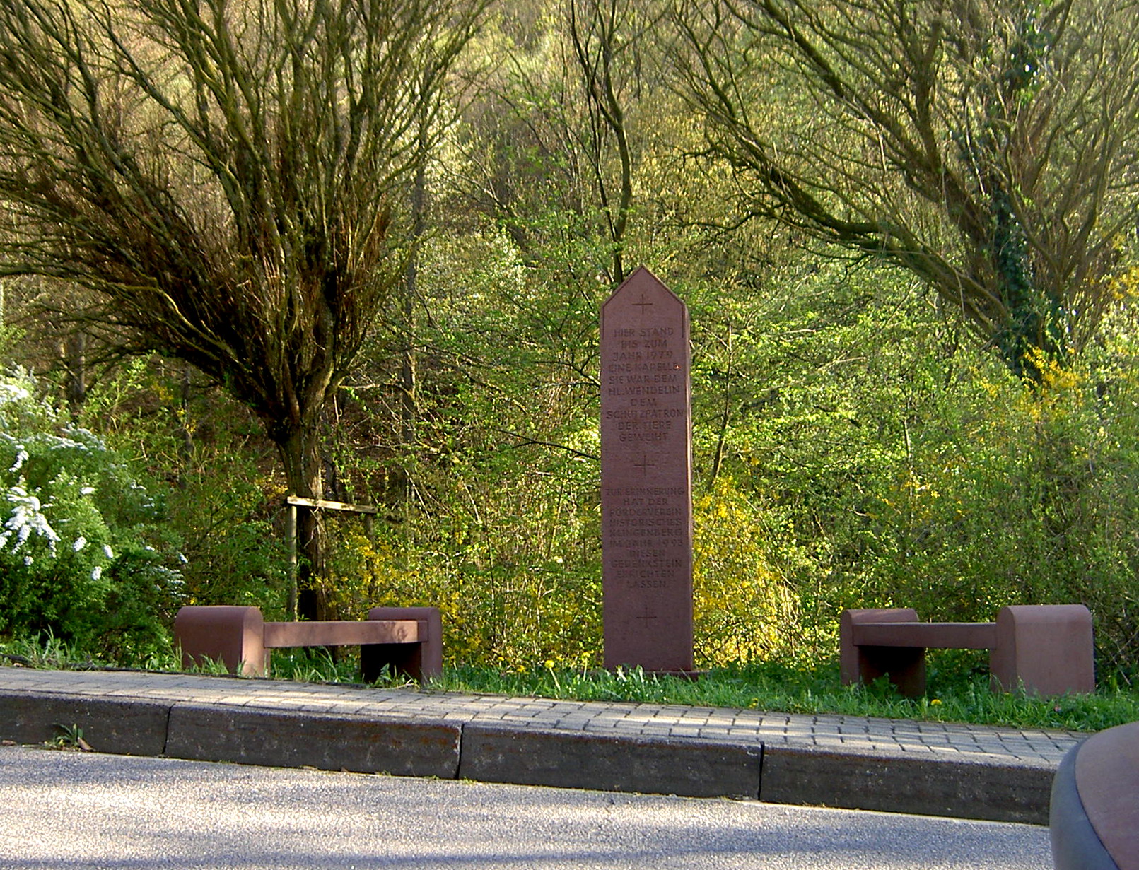 Gedenkstein am Platz der früheren Wendelinuskapelle