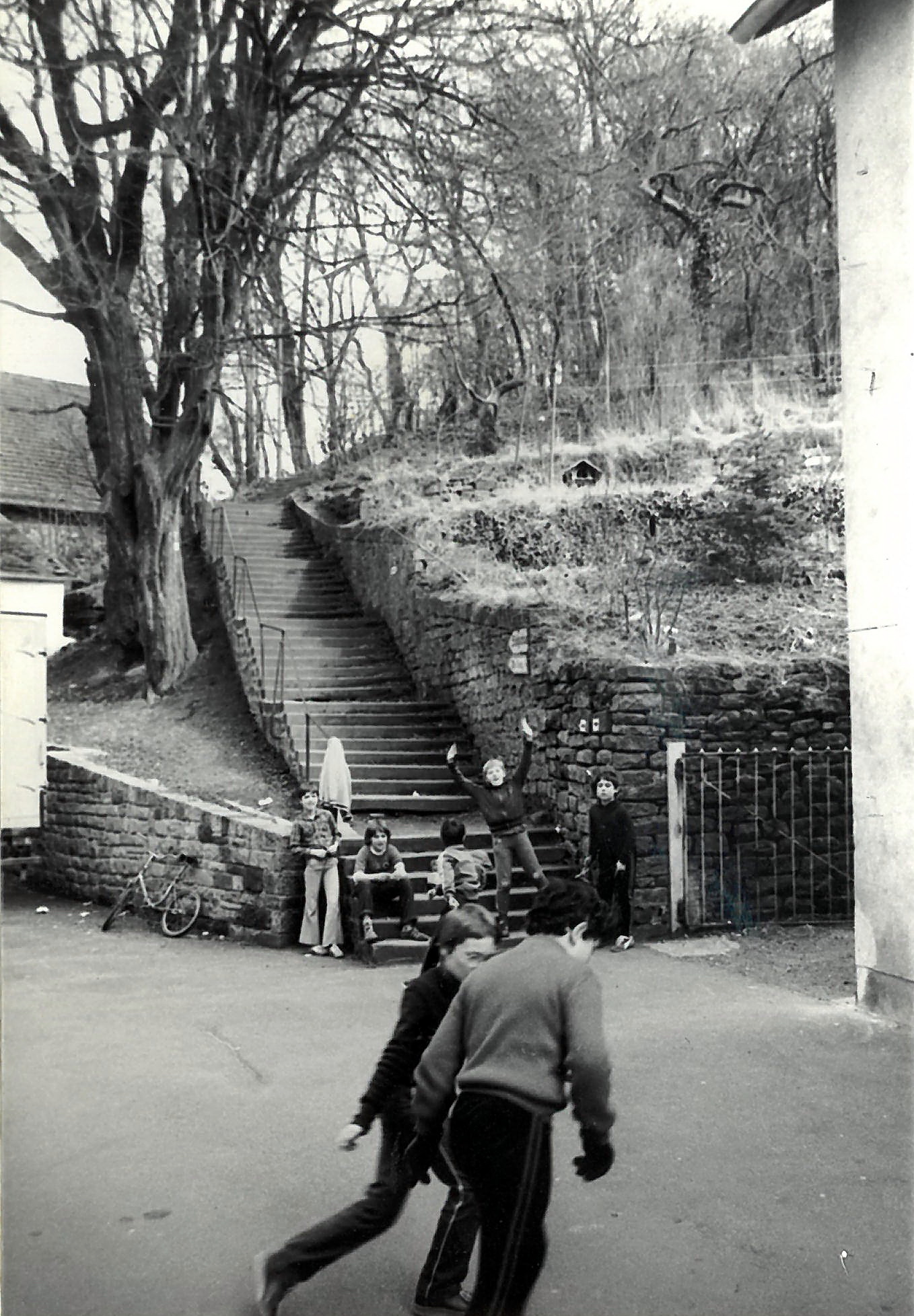Der Eingang zur Schlucht mit Burgtreppenaufgang
