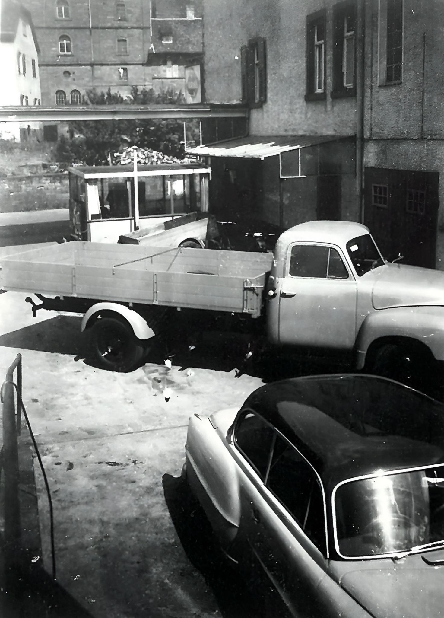 Im Hof des Autohauses der Gebr. Arnold