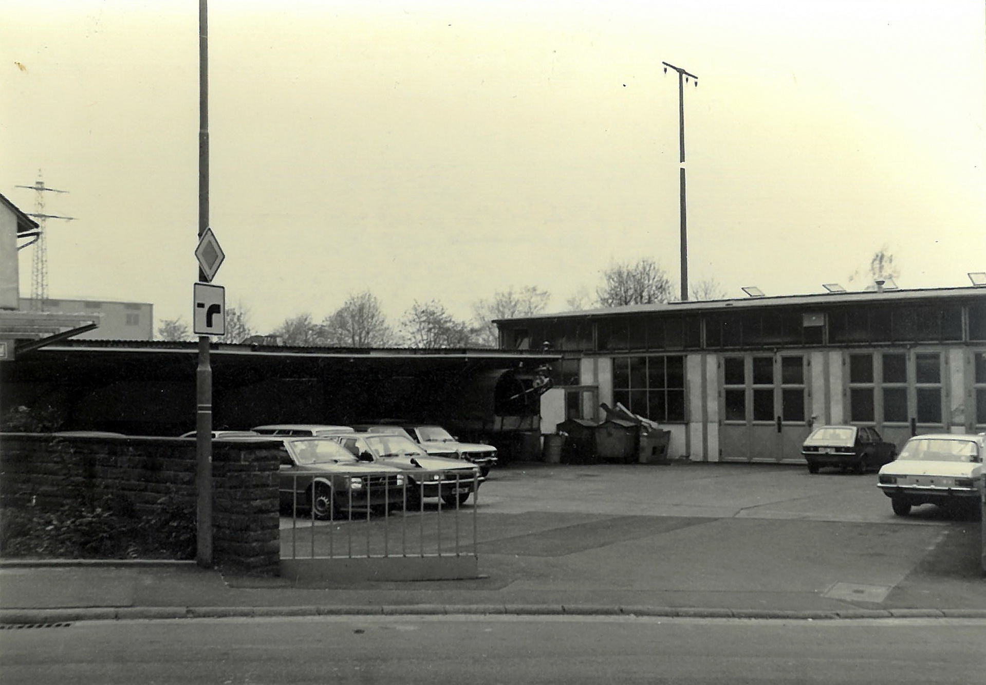 Hofeinfahrt und Werkstatt