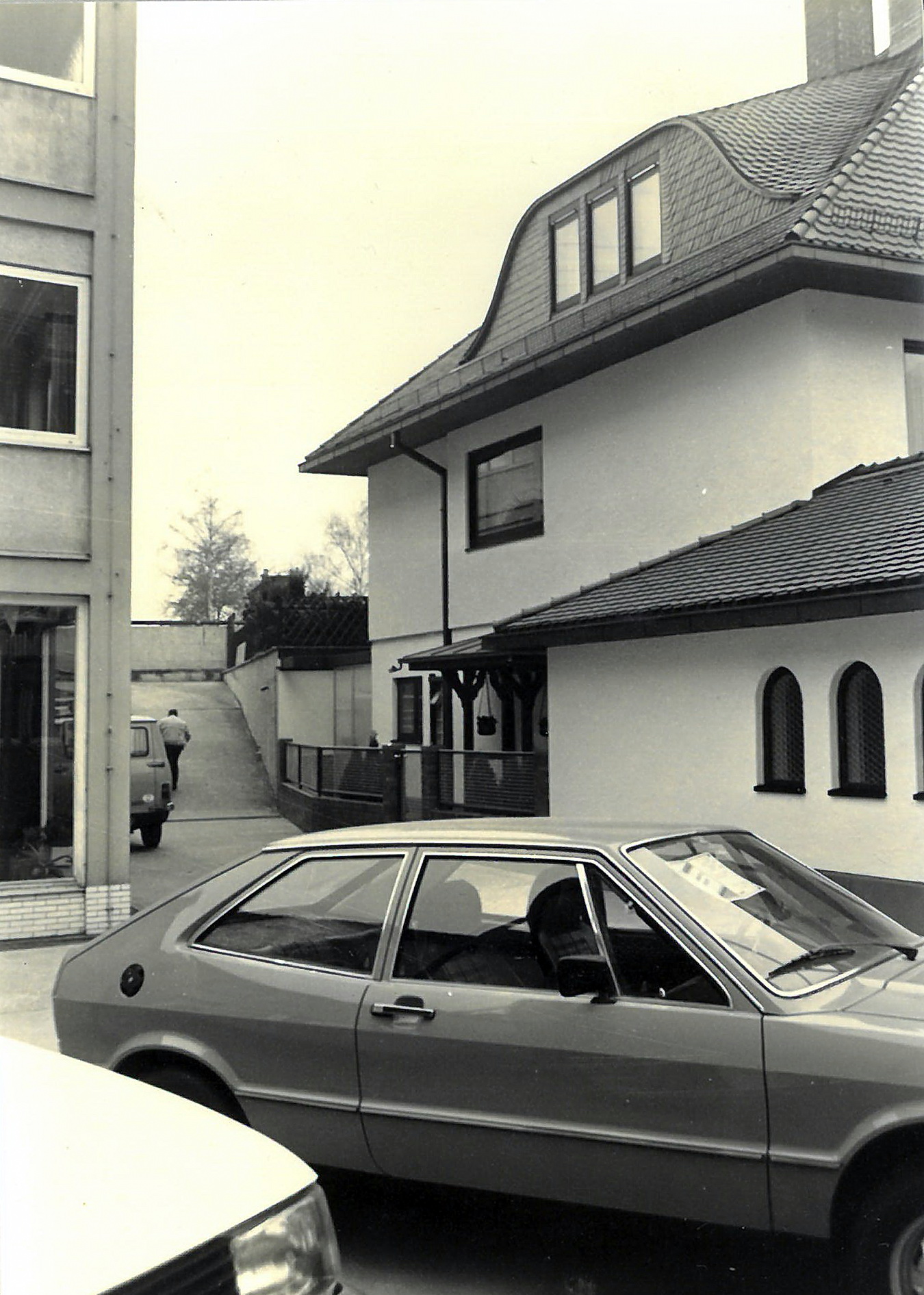 Auffahrt zwischen Wohnhaus und Ausstellungshalle