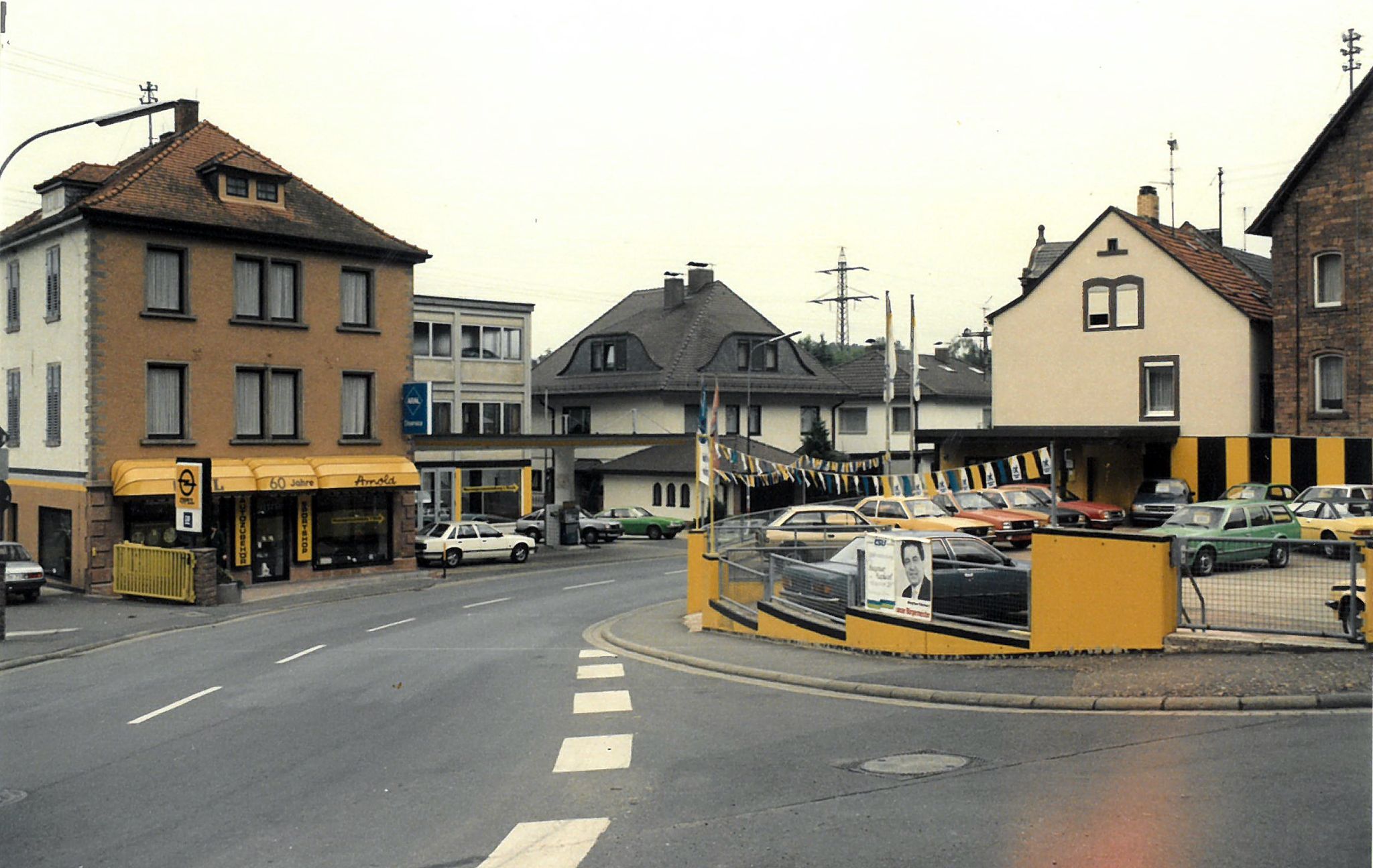 Die Firma Arnold oHG mit Haupthaus, Tankstelle und Ausstellungsgelände