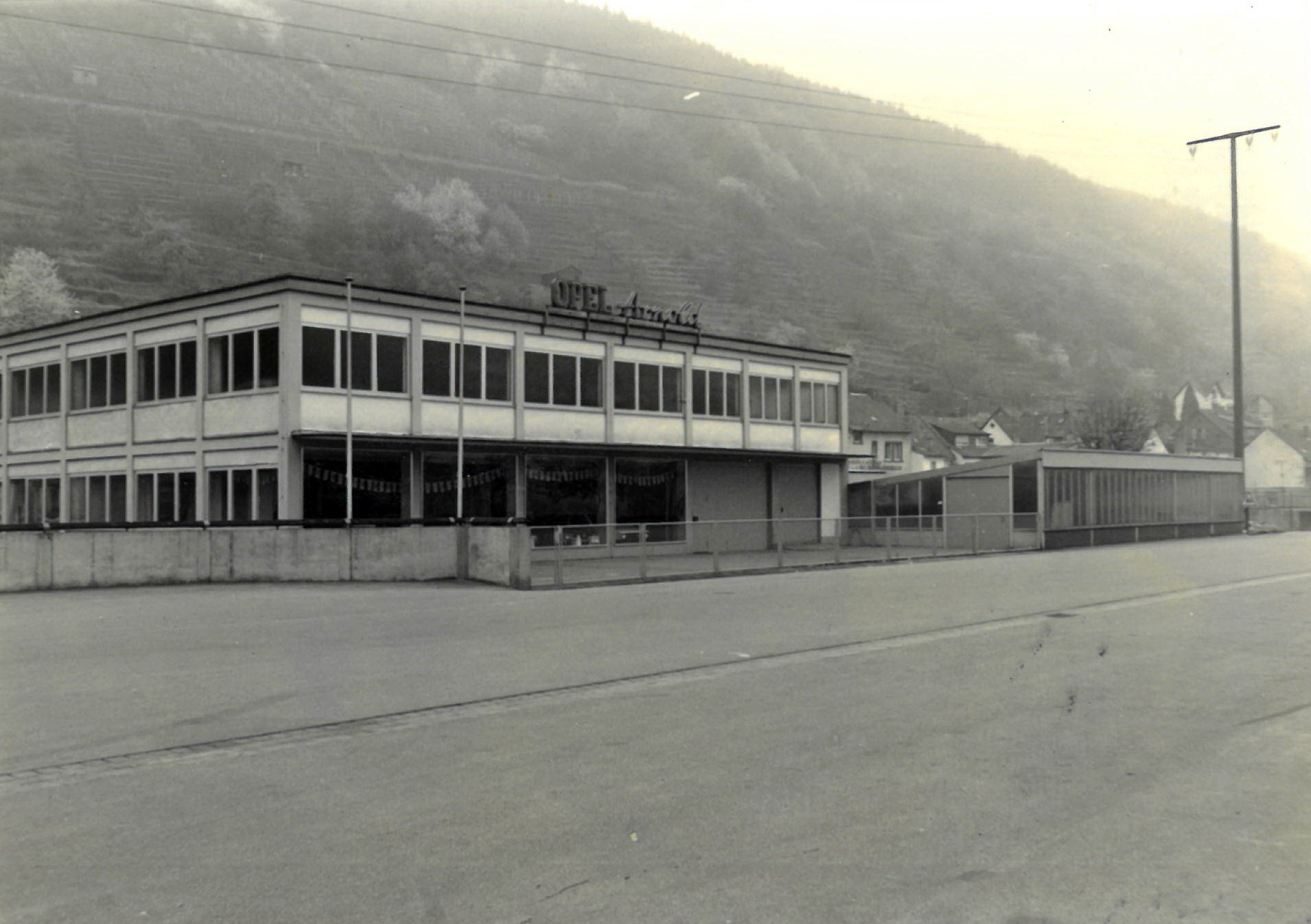 Die Ausstellungshalle vom Maindamm aus gesehen