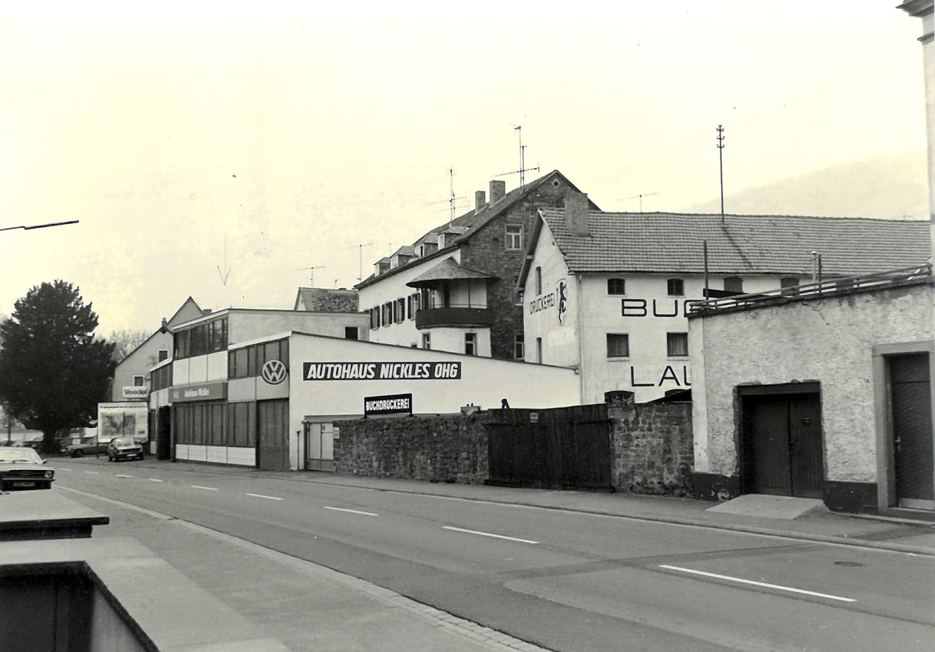 Blick von Süden auf die Autowerkstatt