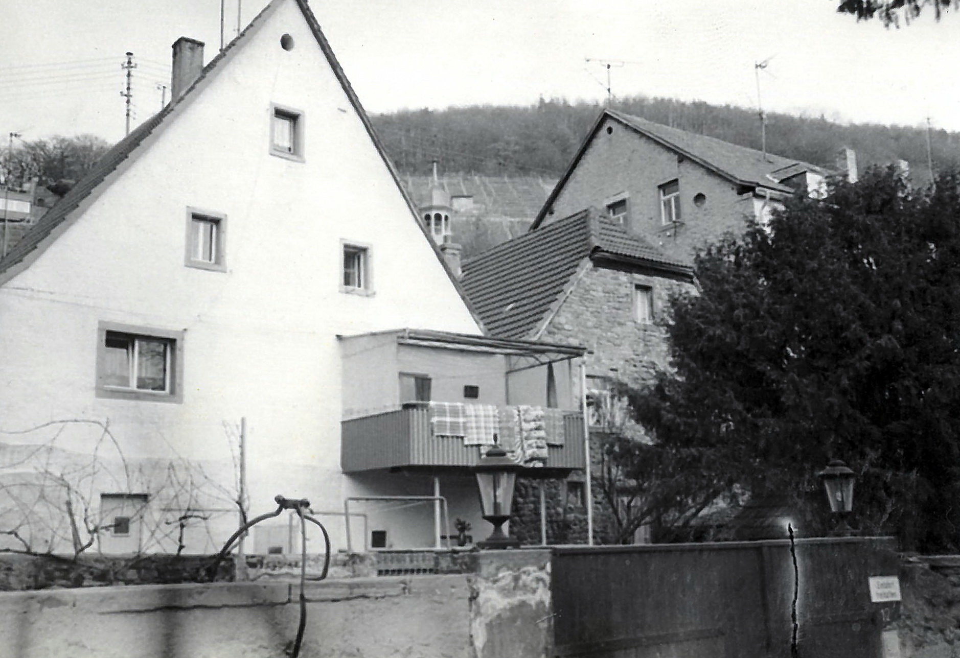 Sicht auf die Rückseiten der Mainstraße 13, 11 und 9