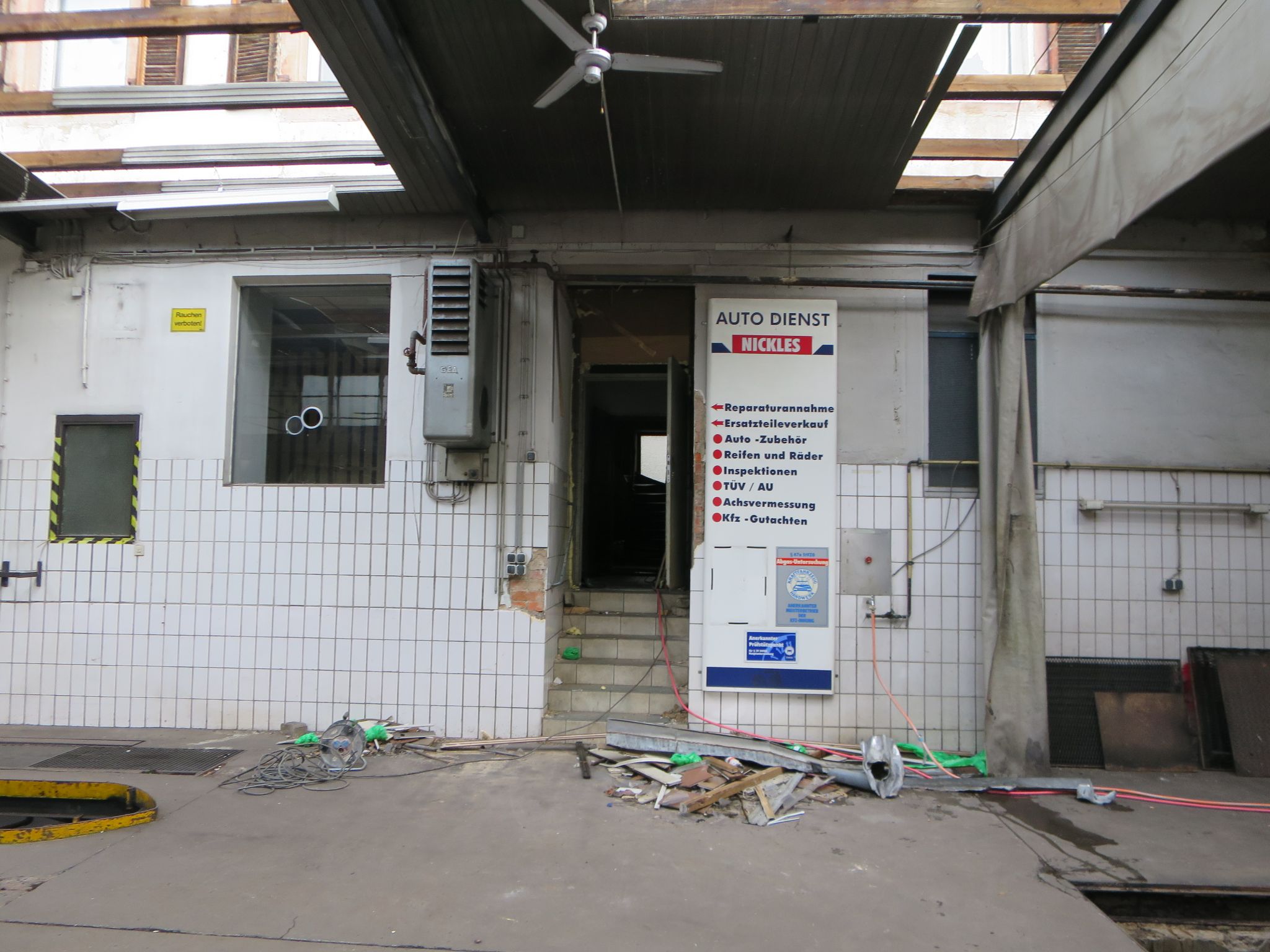 Diese Treppe führte zu den Büroräumen