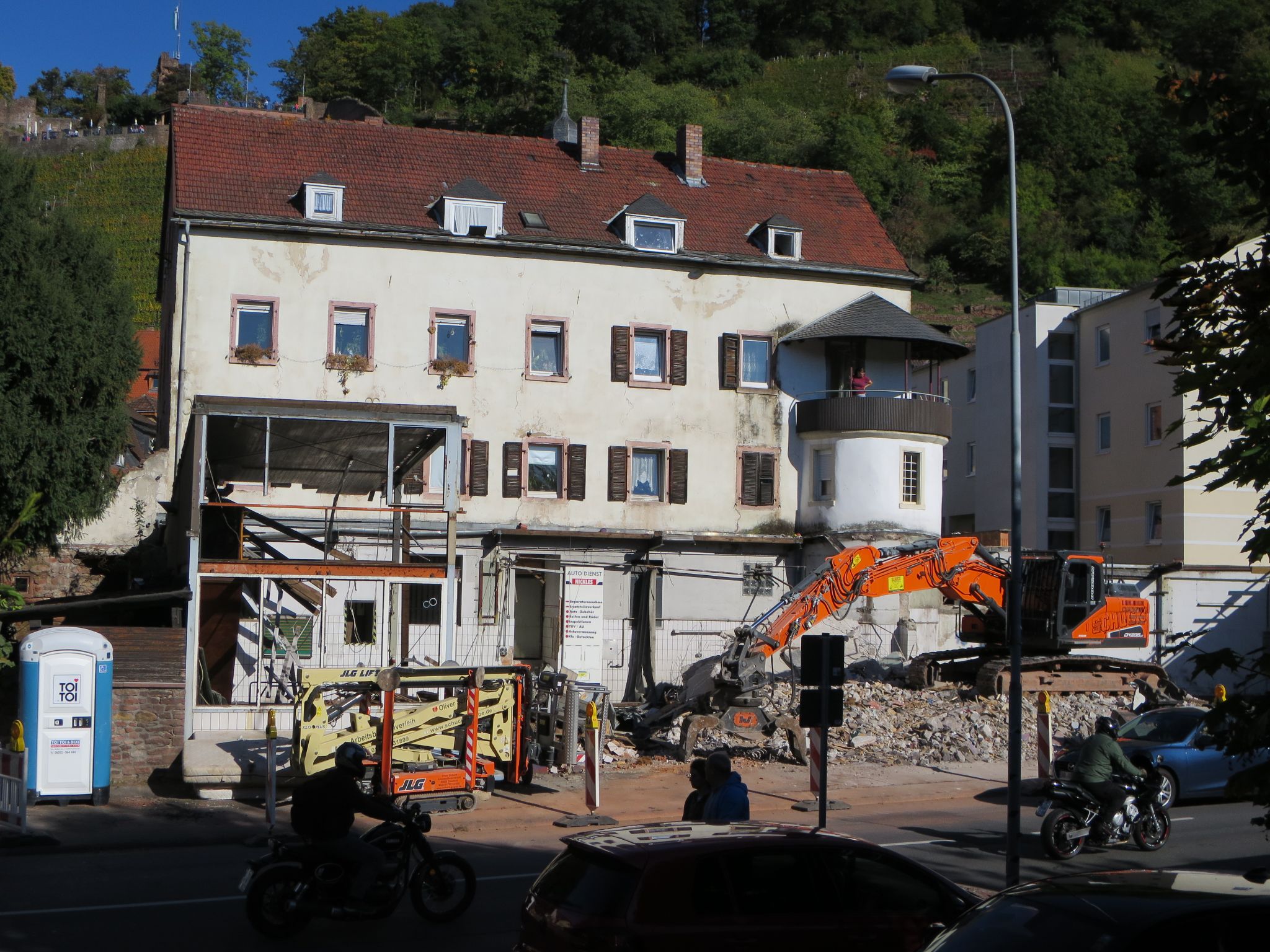 Die Abrissarbeiten sind im Gange